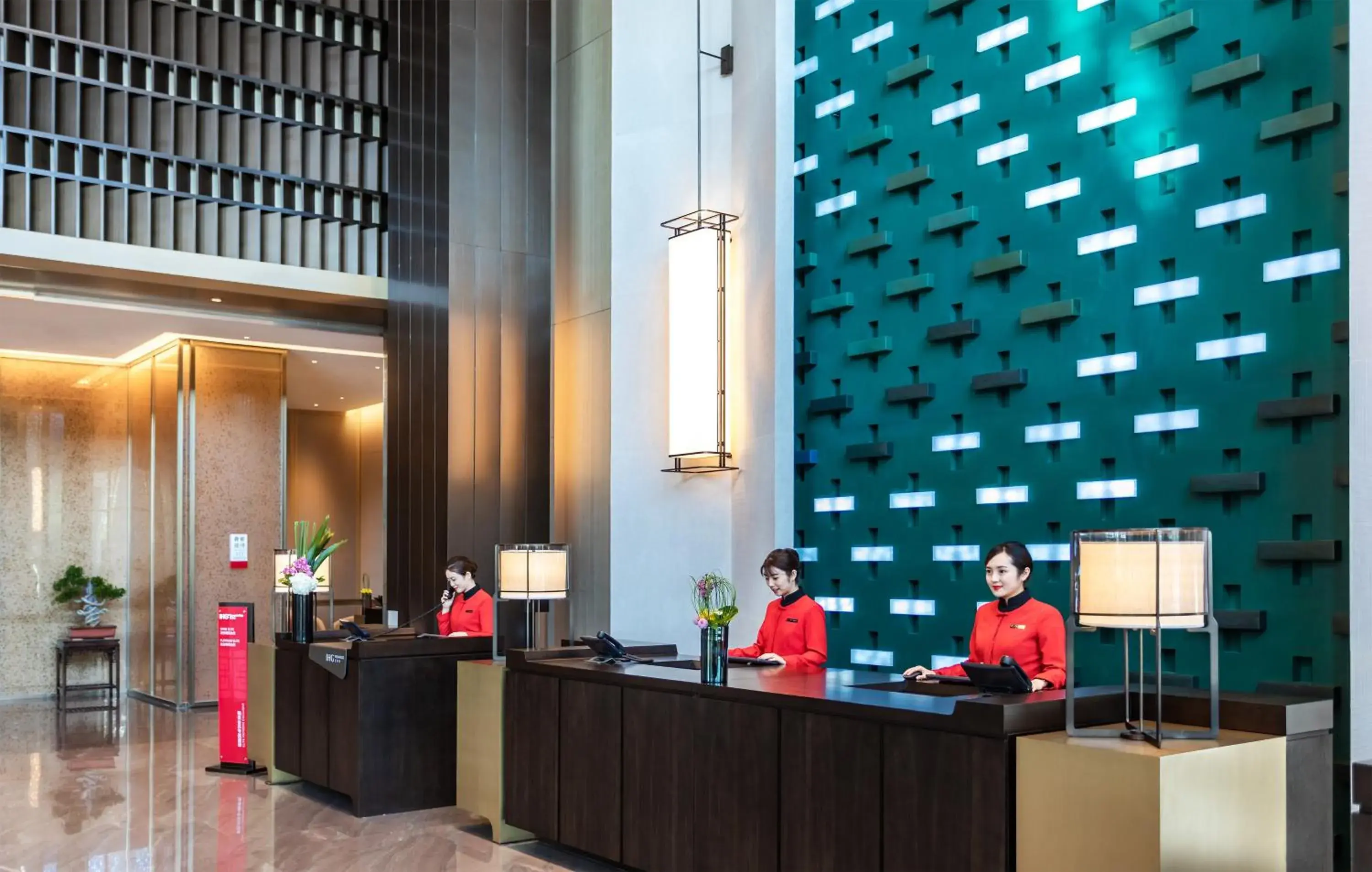 Lobby or reception in HUALUXE Xi'an Chanba by IHG-西安浐灞华邑酒店-Near Xi'an International Convention Exhibition Center and Shopping mall and The Romantic show of Xi'an-Free Luggage Storage-English Service Lobby or reception in HUALUXE Xi'an Chanba by IHG-西安浐灞华邑酒店-Near Xi'an International Convention Exhibition Center and Shopping mall and The Romantic show of Xi'an-Free Luggage Storage-English Service