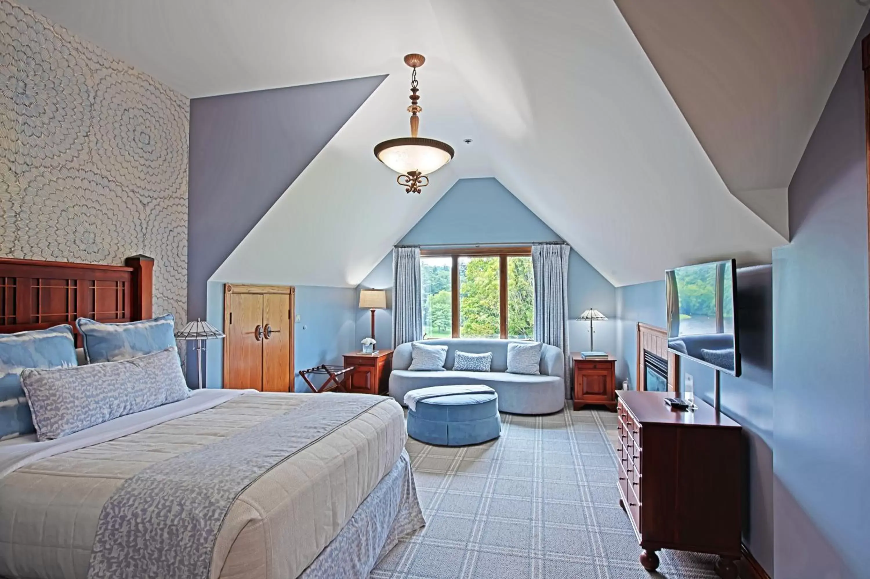 Bed in Bob Timberlake Inn at Chetola Resort