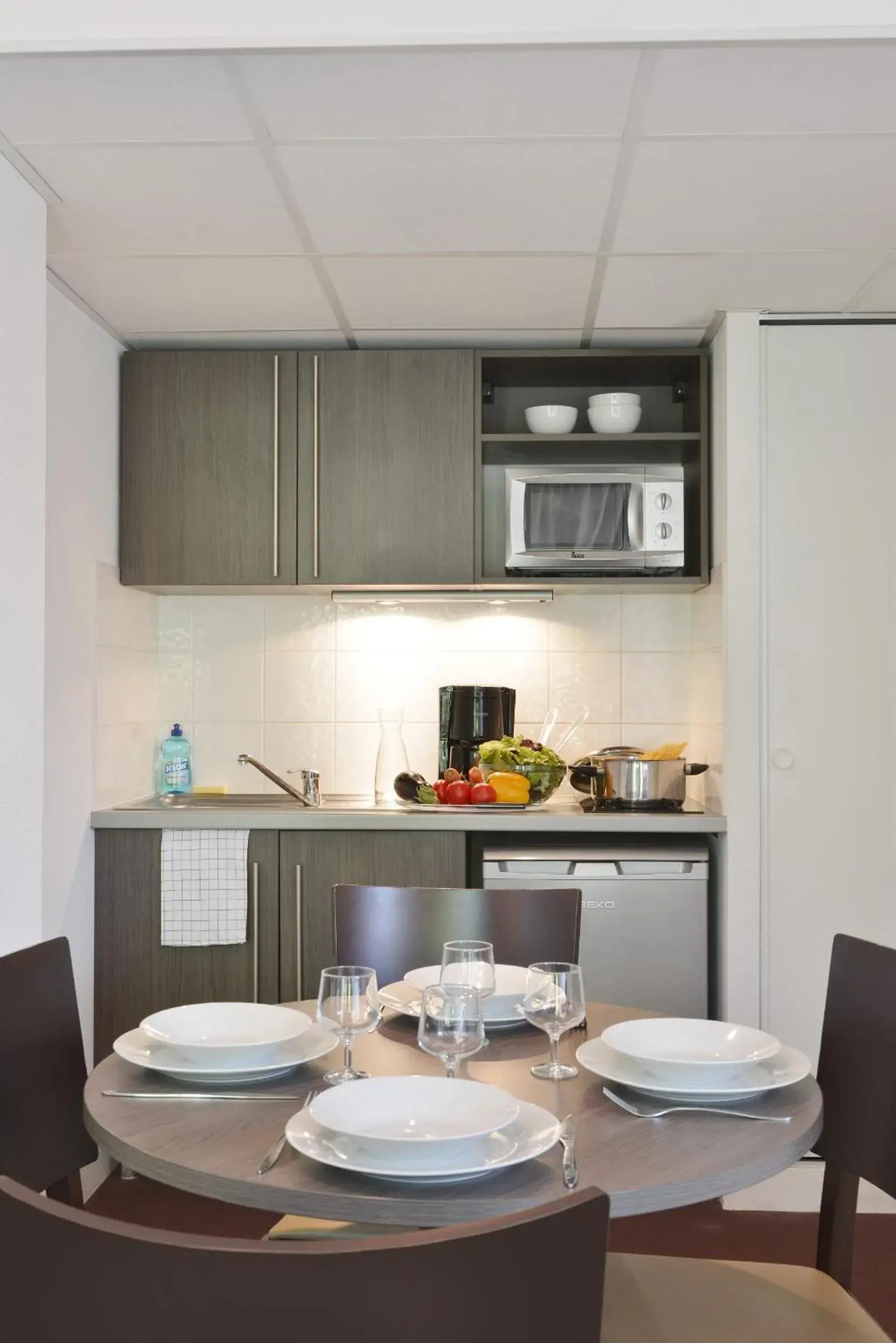 Kitchen or kitchenette, Kitchen/Kitchenette in Aparthotel Adagio Access Toulouse St Cyprien