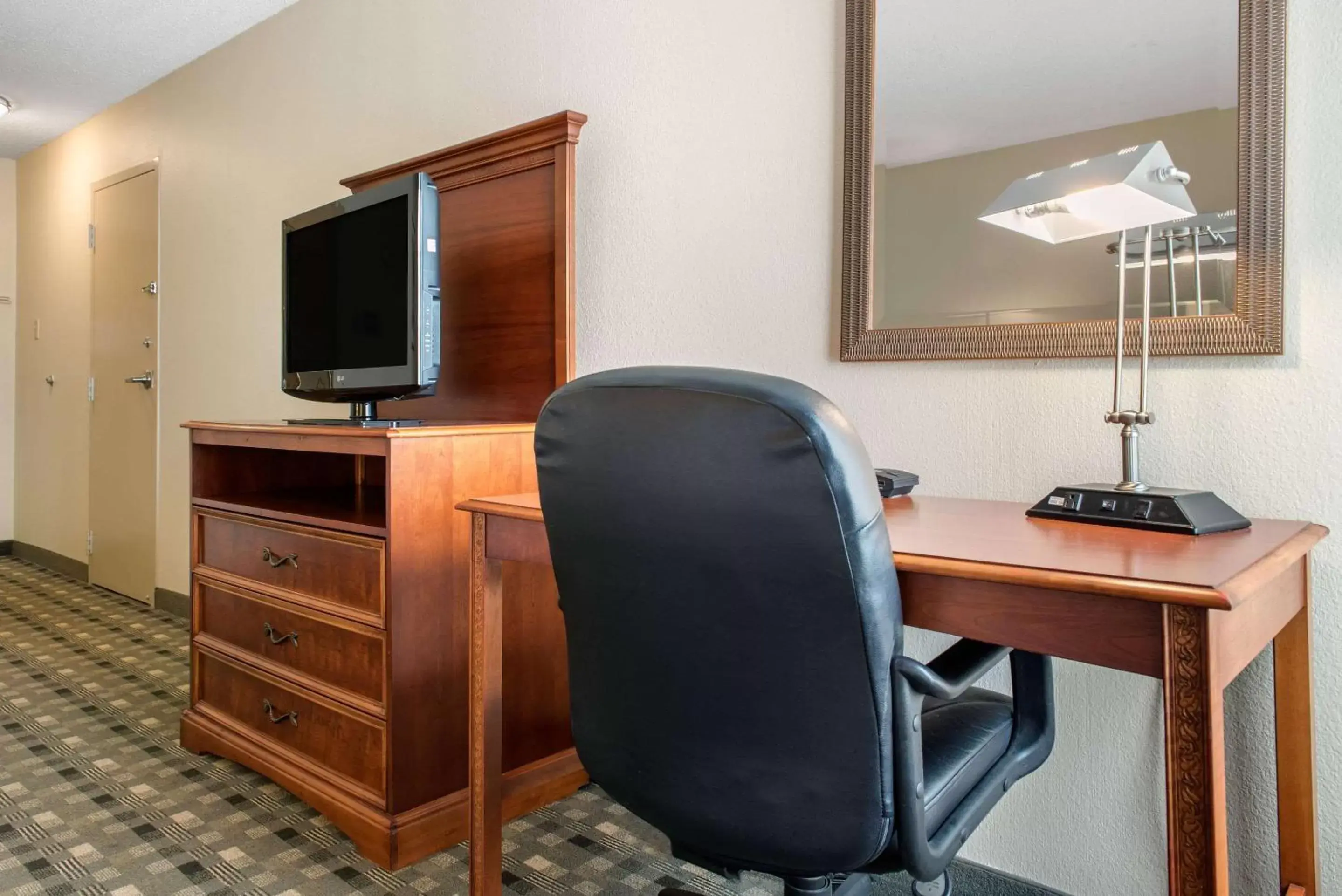 Photo of the whole room, TV/Entertainment Center in Quality Hotel Conference Center Cincinnati Blue Ash