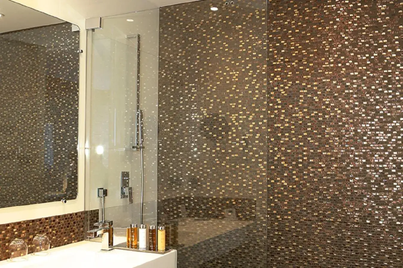 Shower, Bathroom in Oz'Inn Hôtel & Spa