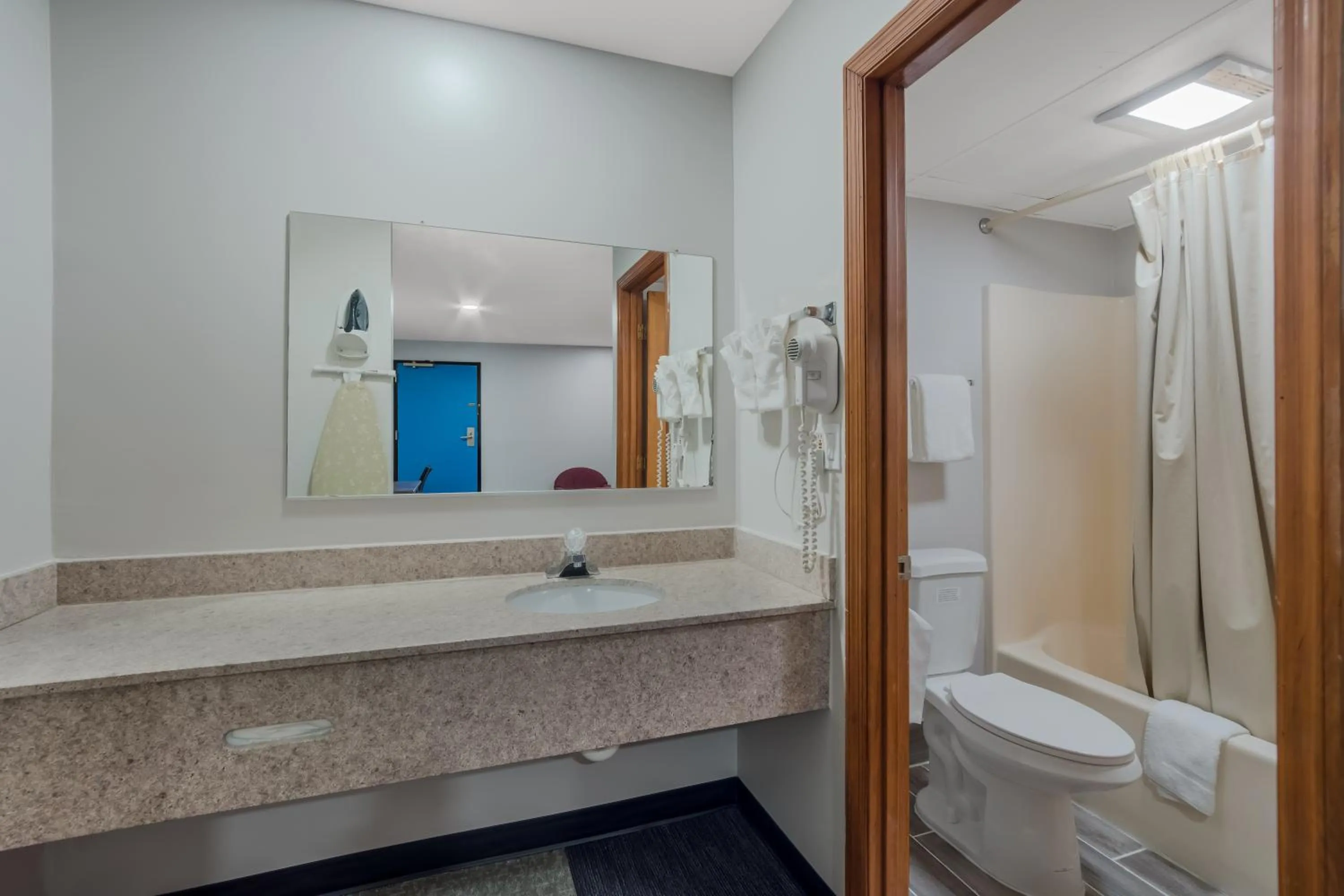 Shower in Rodeway Inn Augusta West - Fort Gordon