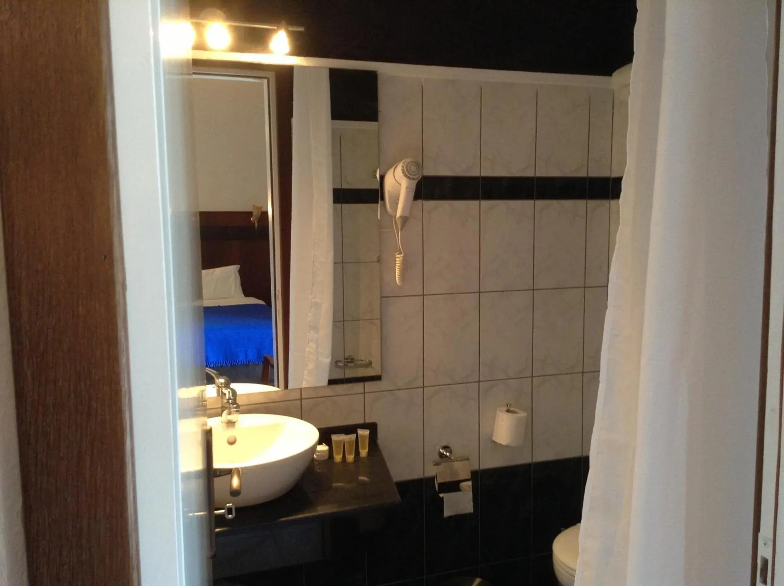 Bathroom in Hotel Orfeas