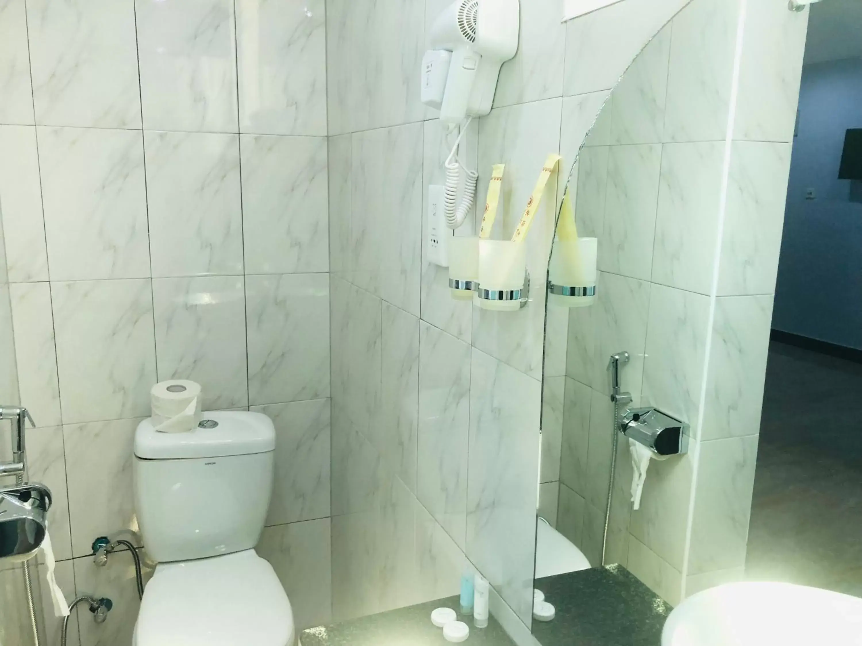 Shower, Bathroom in Green Mountain Hotel