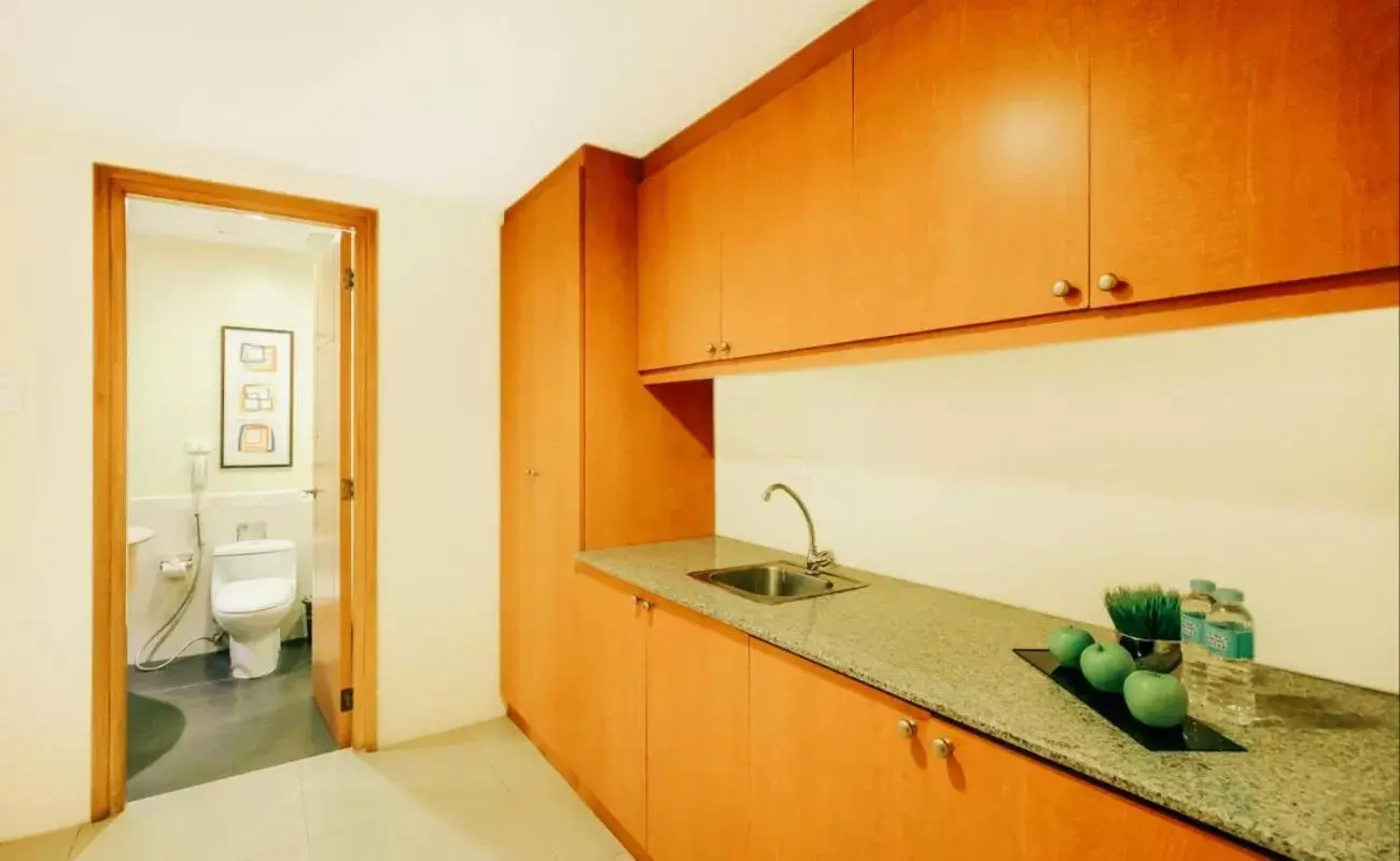 Bathroom, Kitchen/Kitchenette in Greenhills Elan Hotel Modern