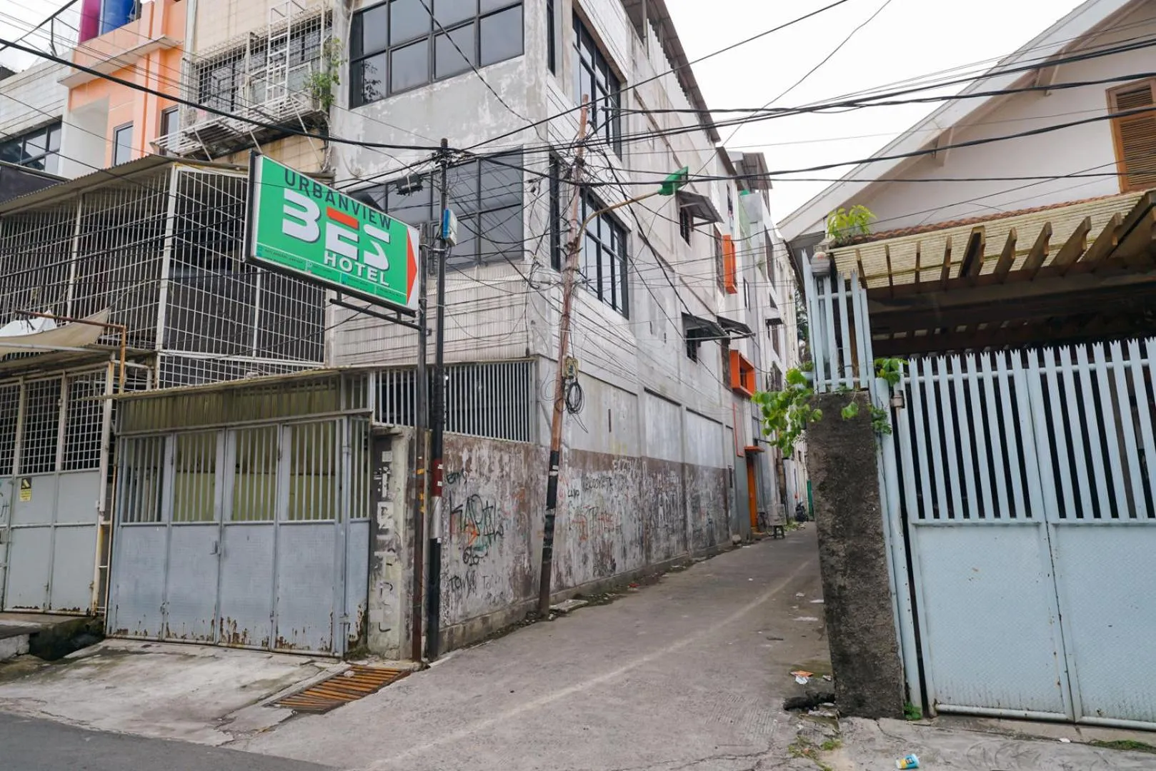 Property building in Urbanview Hotel Bes Mangga Besar by RedDoorz