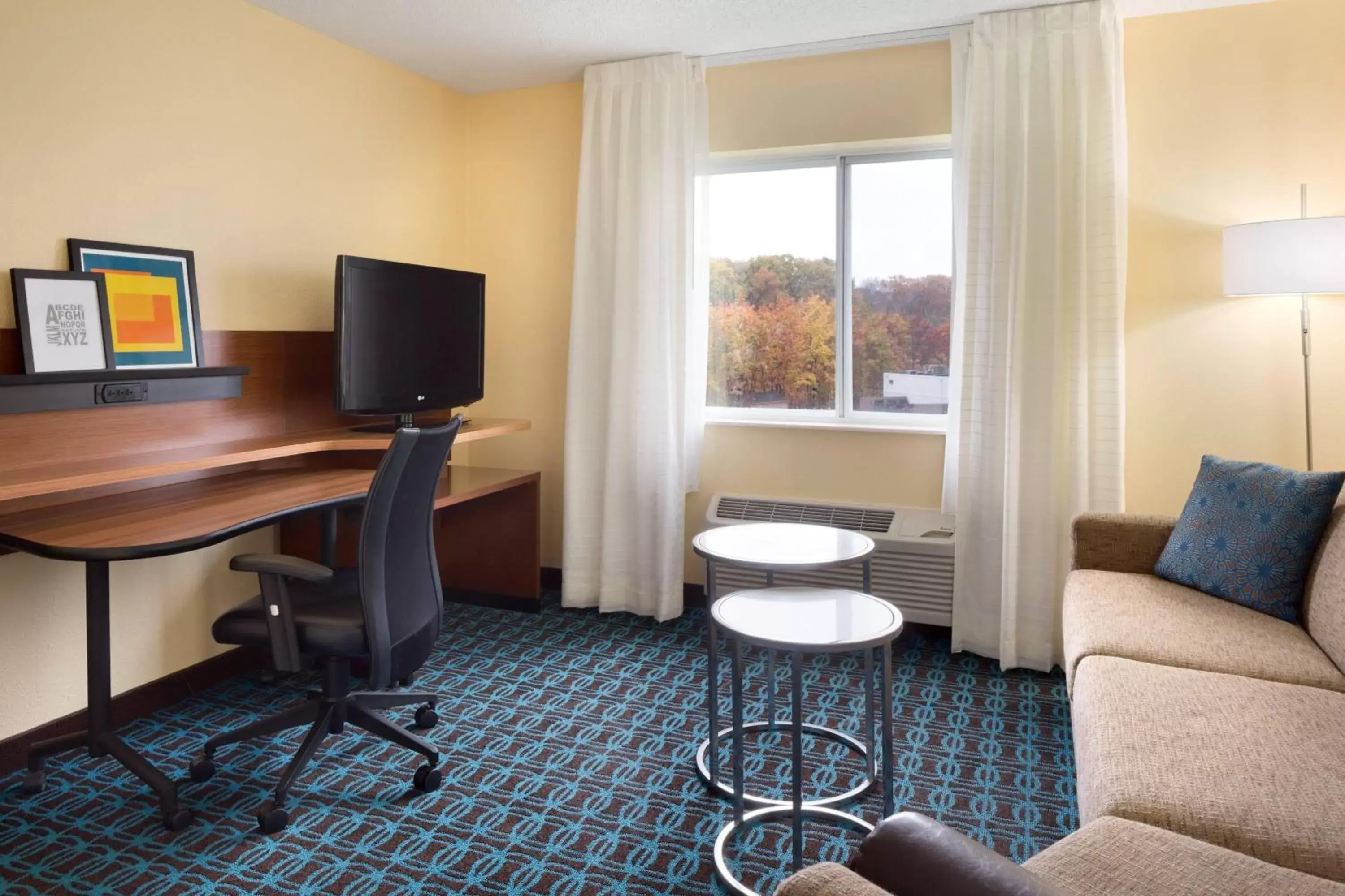 Living room, TV/Entertainment Center in Fairfield Inn & Suites Youngstown Boardman Poland