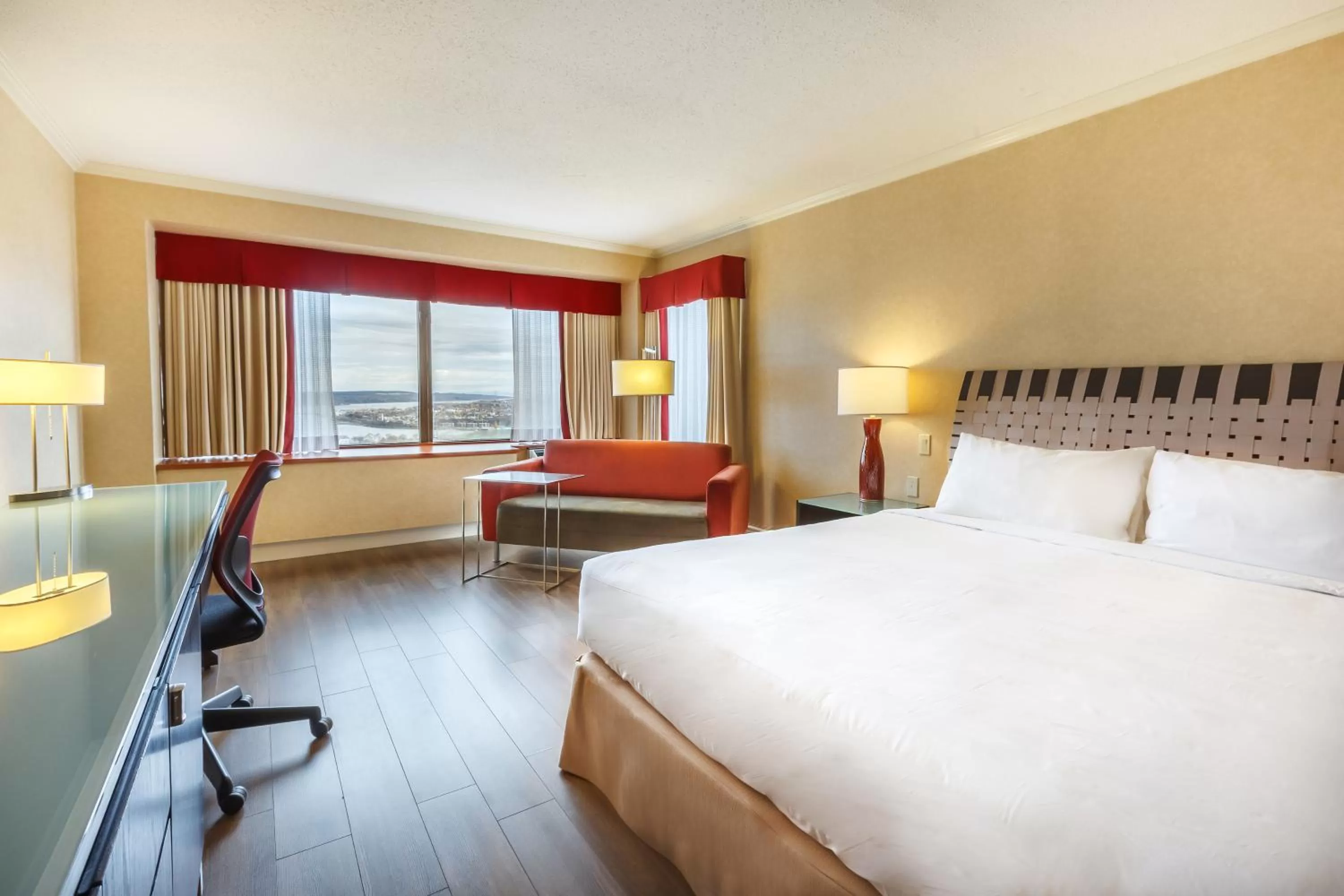 Photo of the whole room, Bed in Hôtel Le Concorde Québec