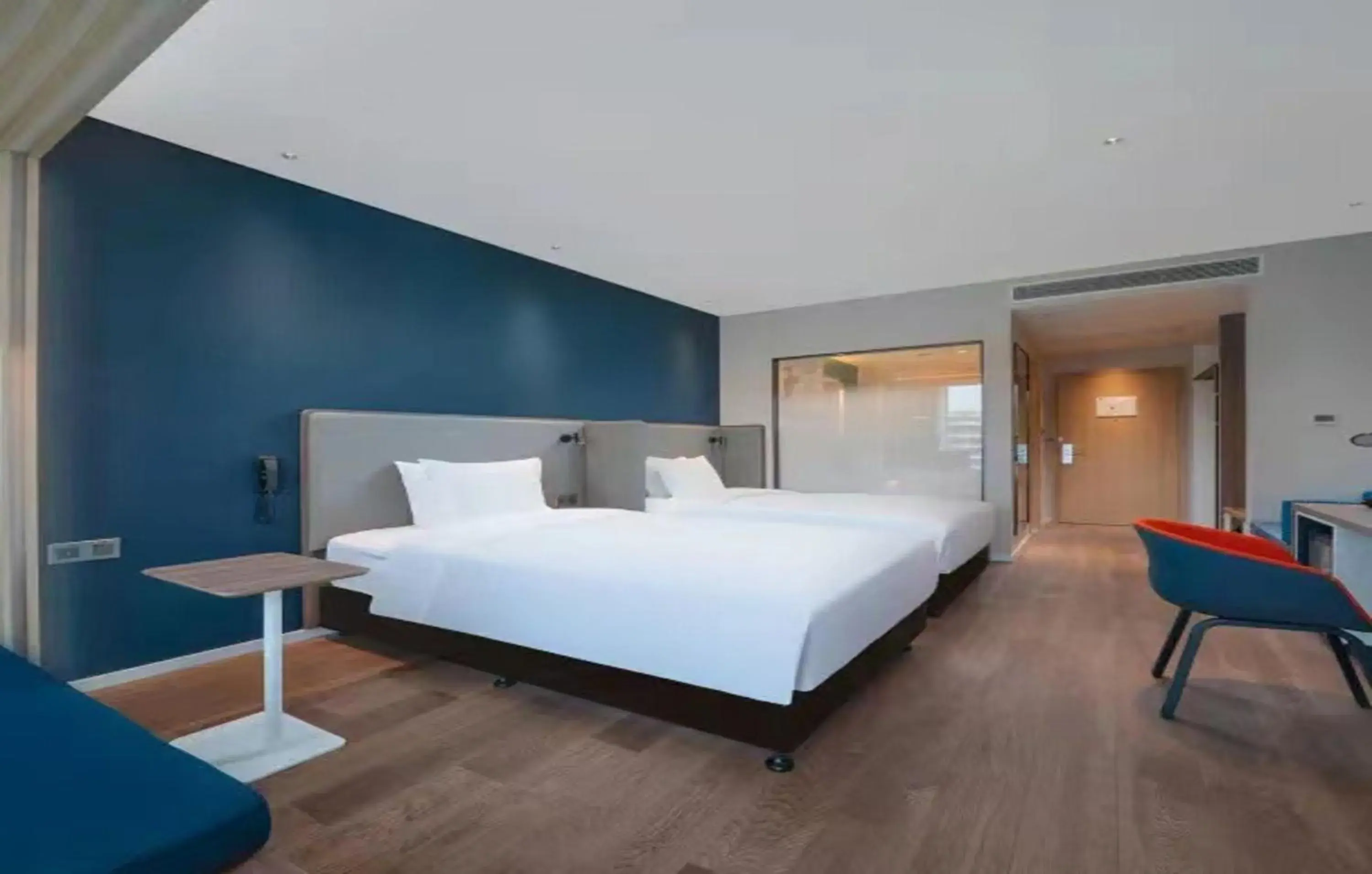 Photo of the whole room, Bed in Holiday Inn Express - Wuhan Optical Valley by IHG Photo of the whole room, Bed in Holiday Inn Express - Wuhan Optical Valley by IHG