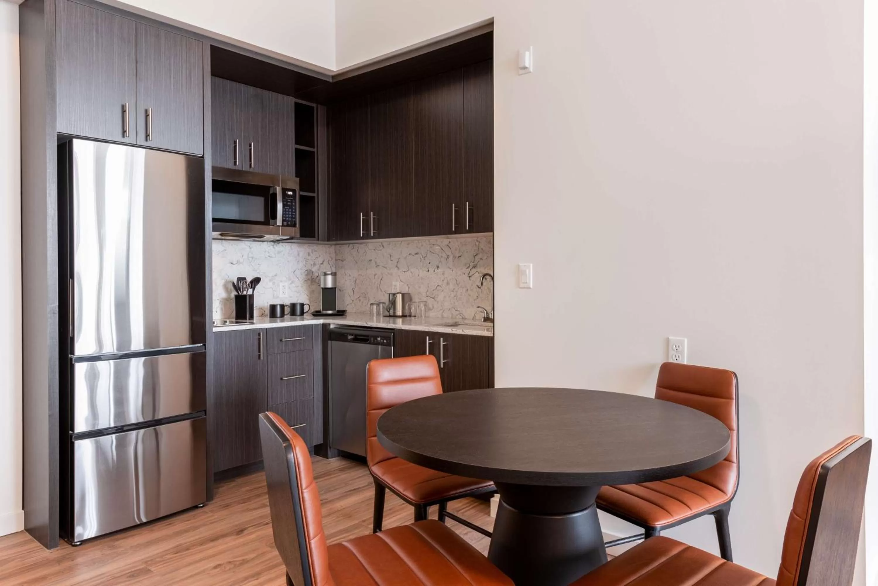 Kitchen or kitchenette in Holman Riverfront Park Hotel Salem, Tapestry By Hilton