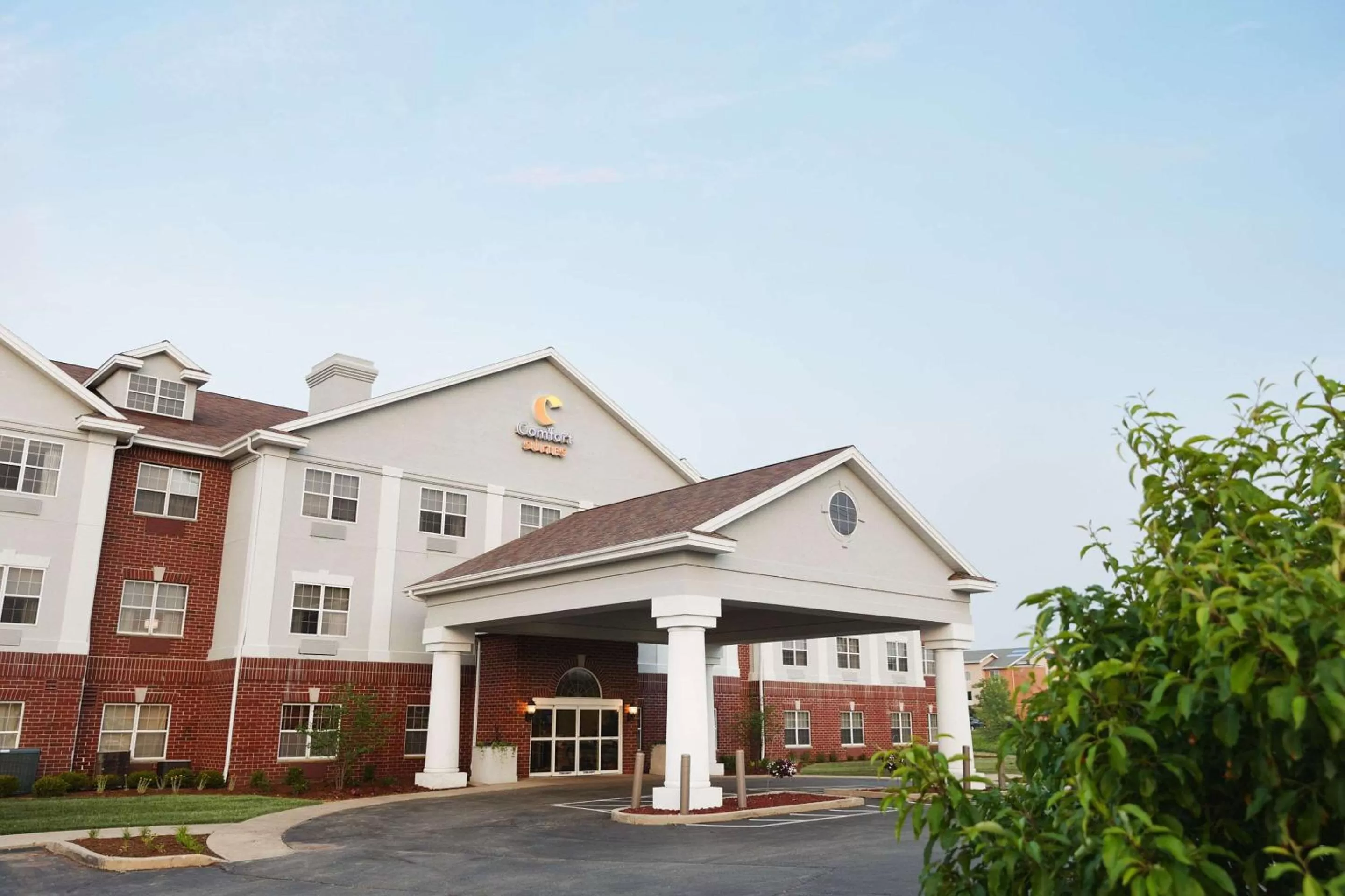 Property building in Comfort Suites Milwaukee Airport