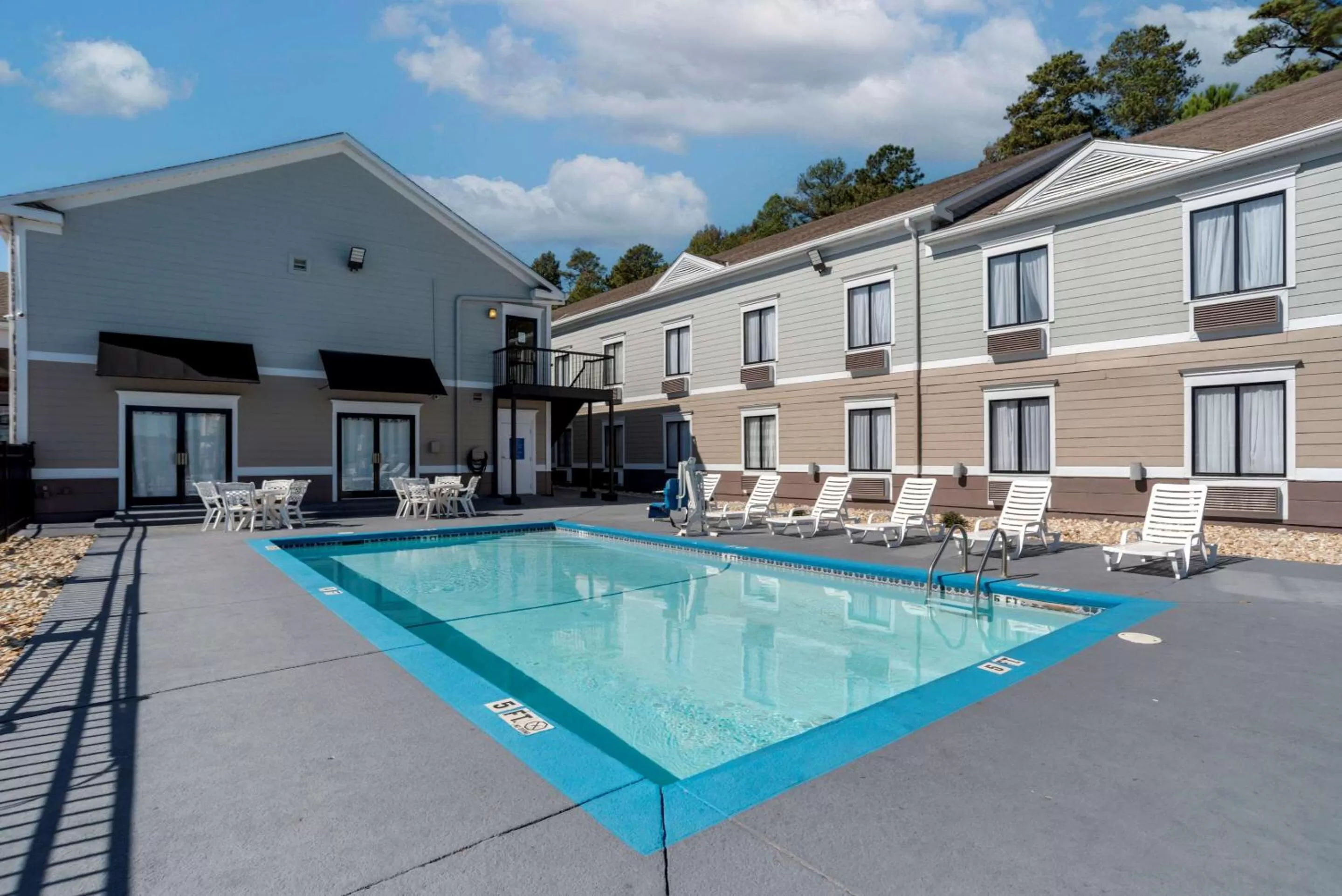 Swimming pool in Quality Inn Phenix City Columbus