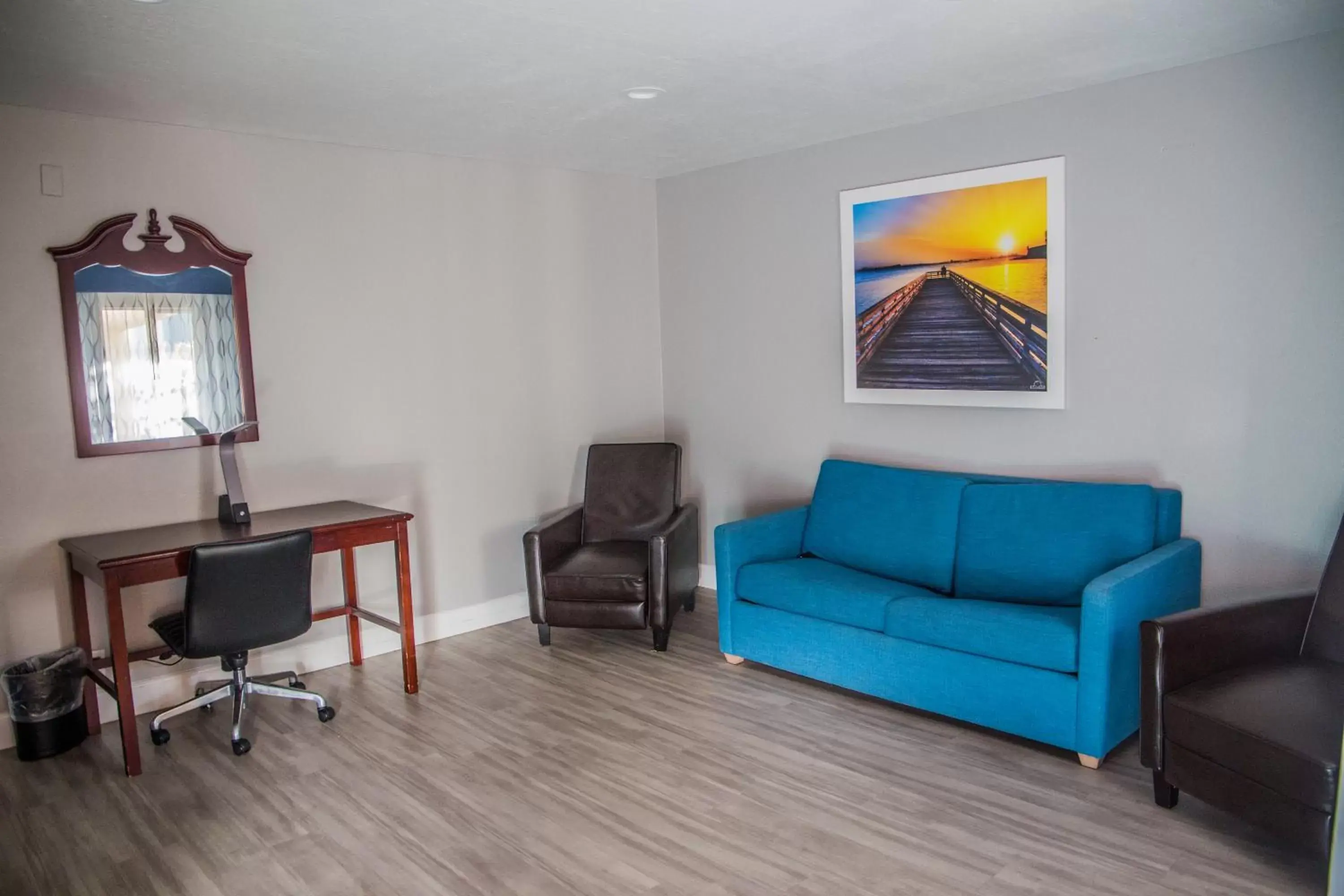 Seating Area in Days Inn by Wyndham Redwood City