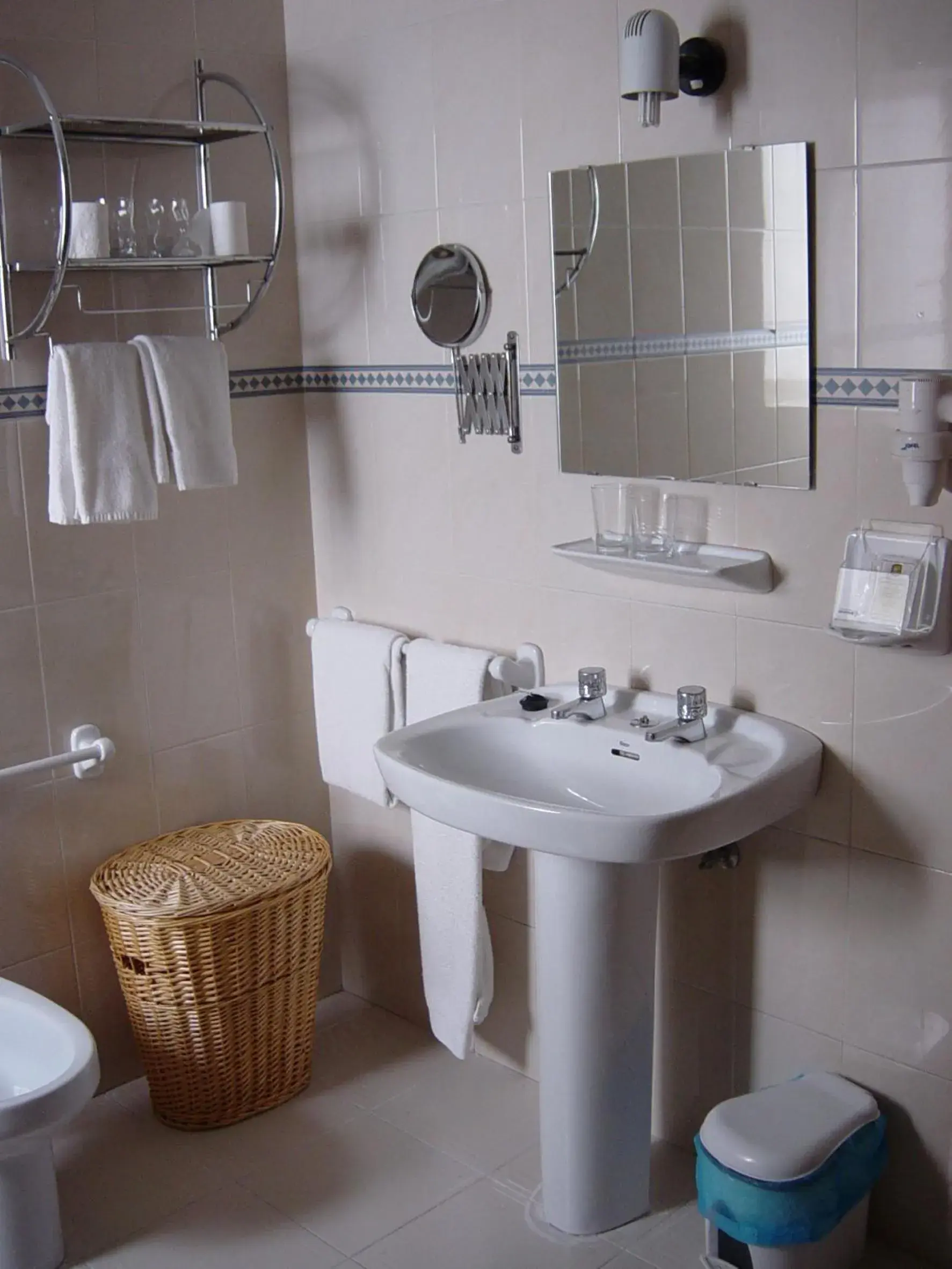 Bathroom in Hostal Colon Antequera