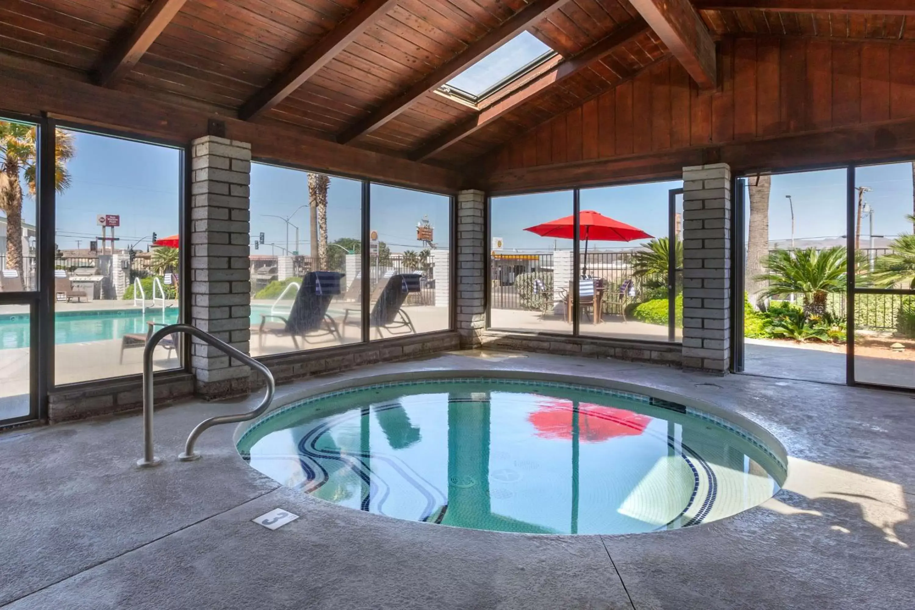 Hot Tub, Swimming Pool in Best Western Plus King's Inn and Suites