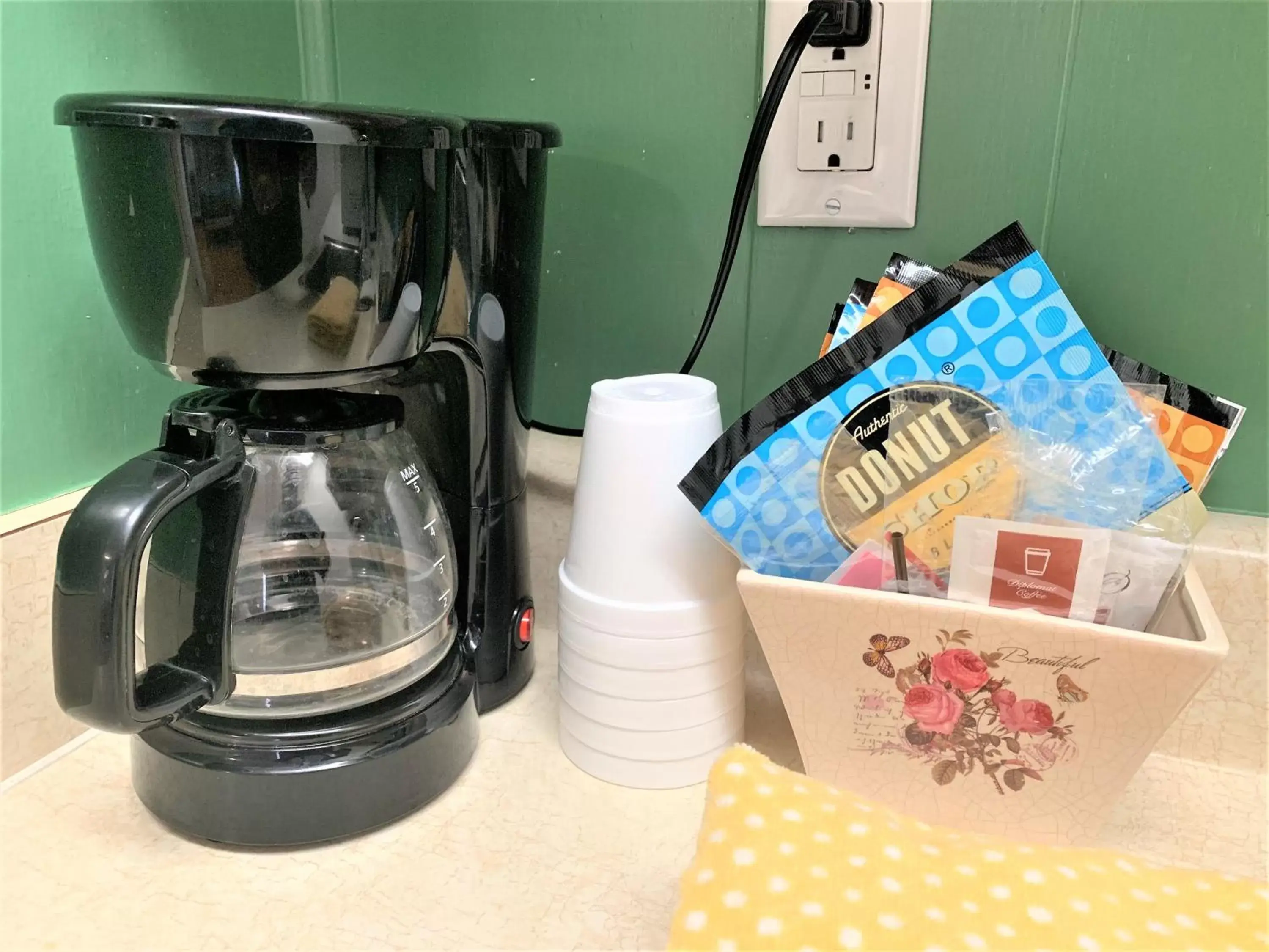 Coffee/tea facilities in Hotel Kitsmiller on Main