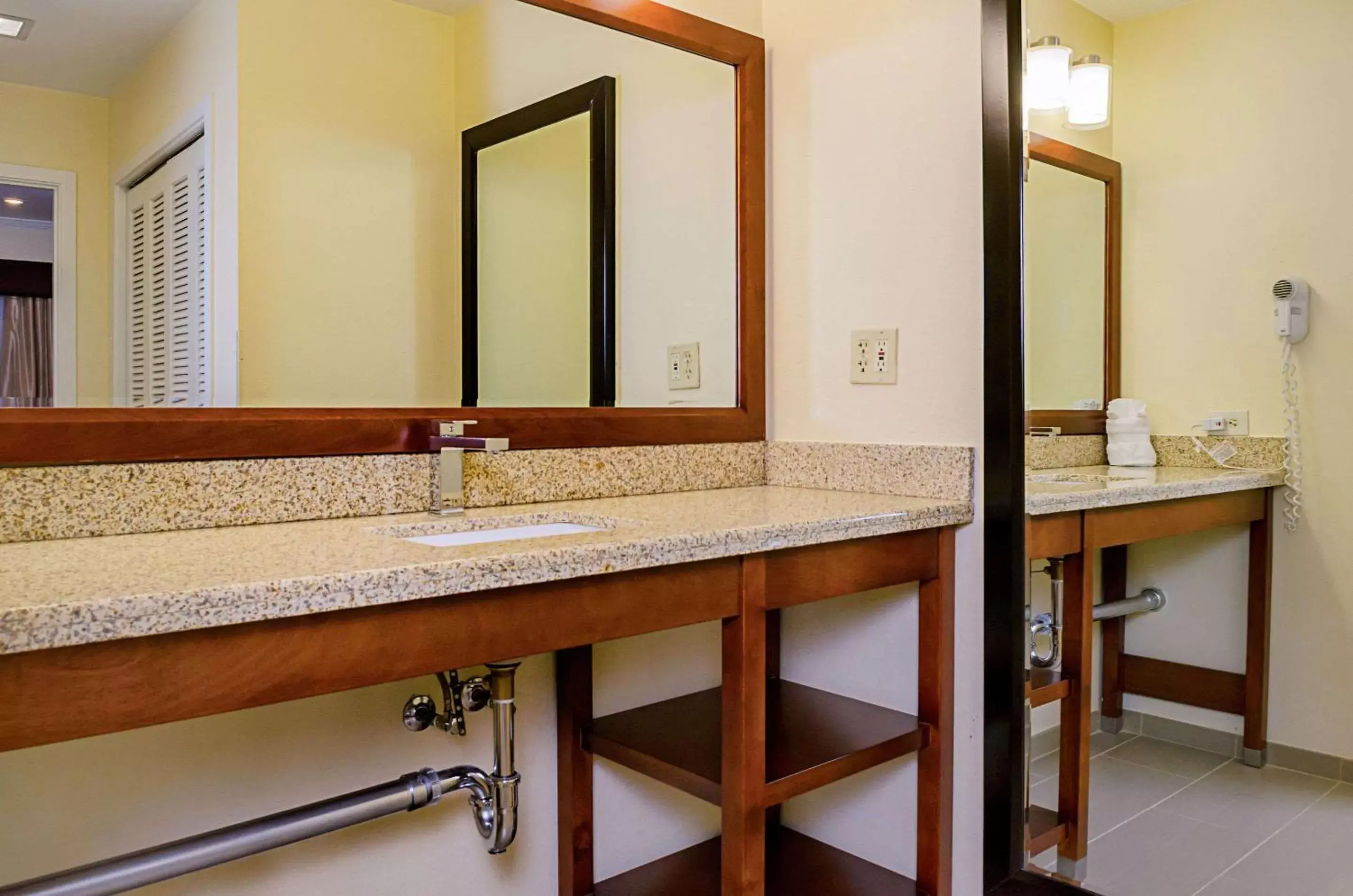 Bathroom in Comfort Inn Monterey Peninsula Airport