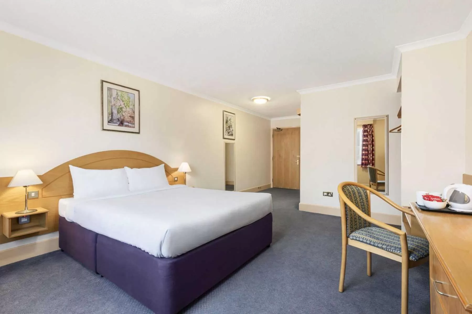 Bedroom, Bed in Days Inn Watford Gap