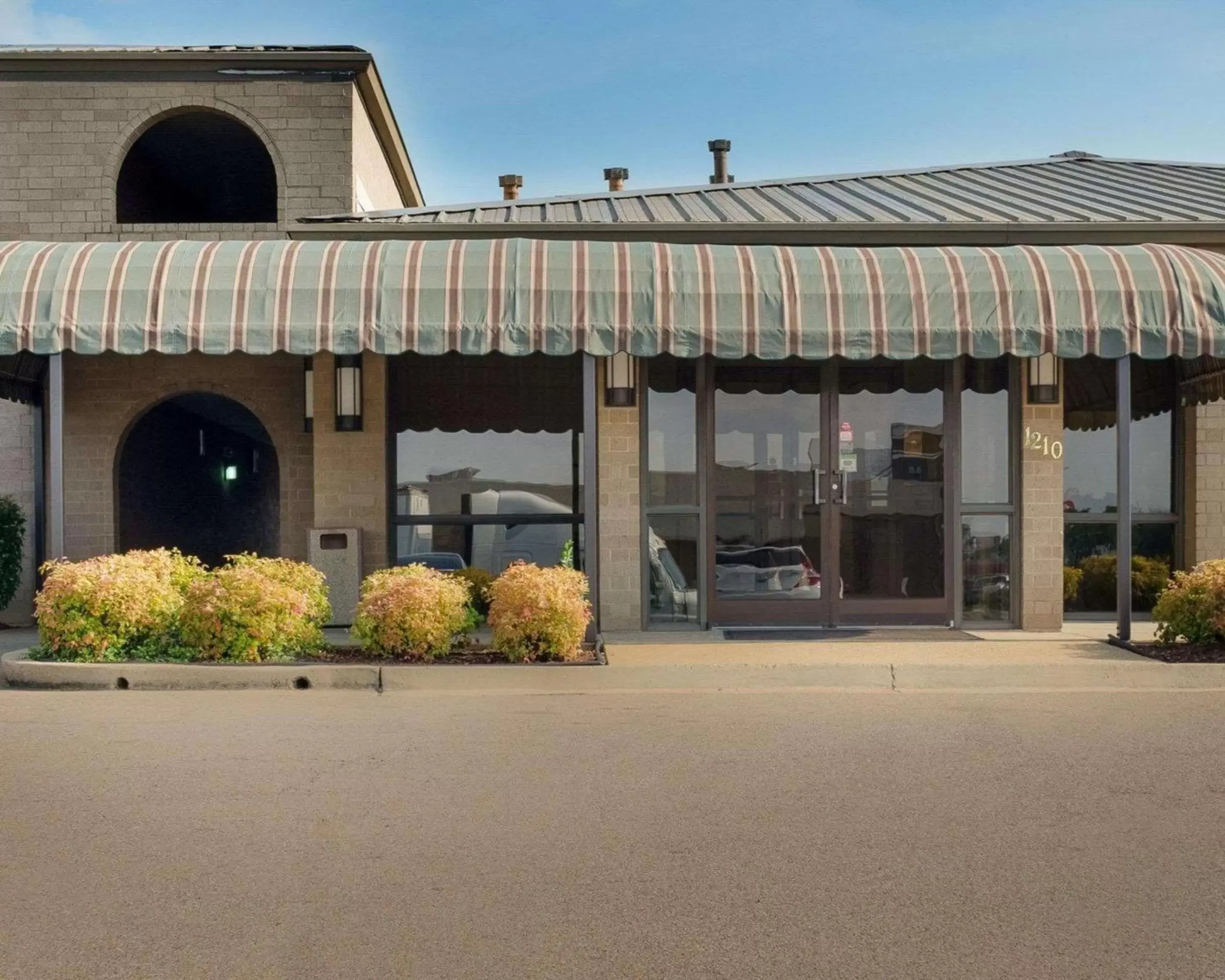 Property building in Quality Inn Columbus, MS Property building in Quality Inn Columbus, MS