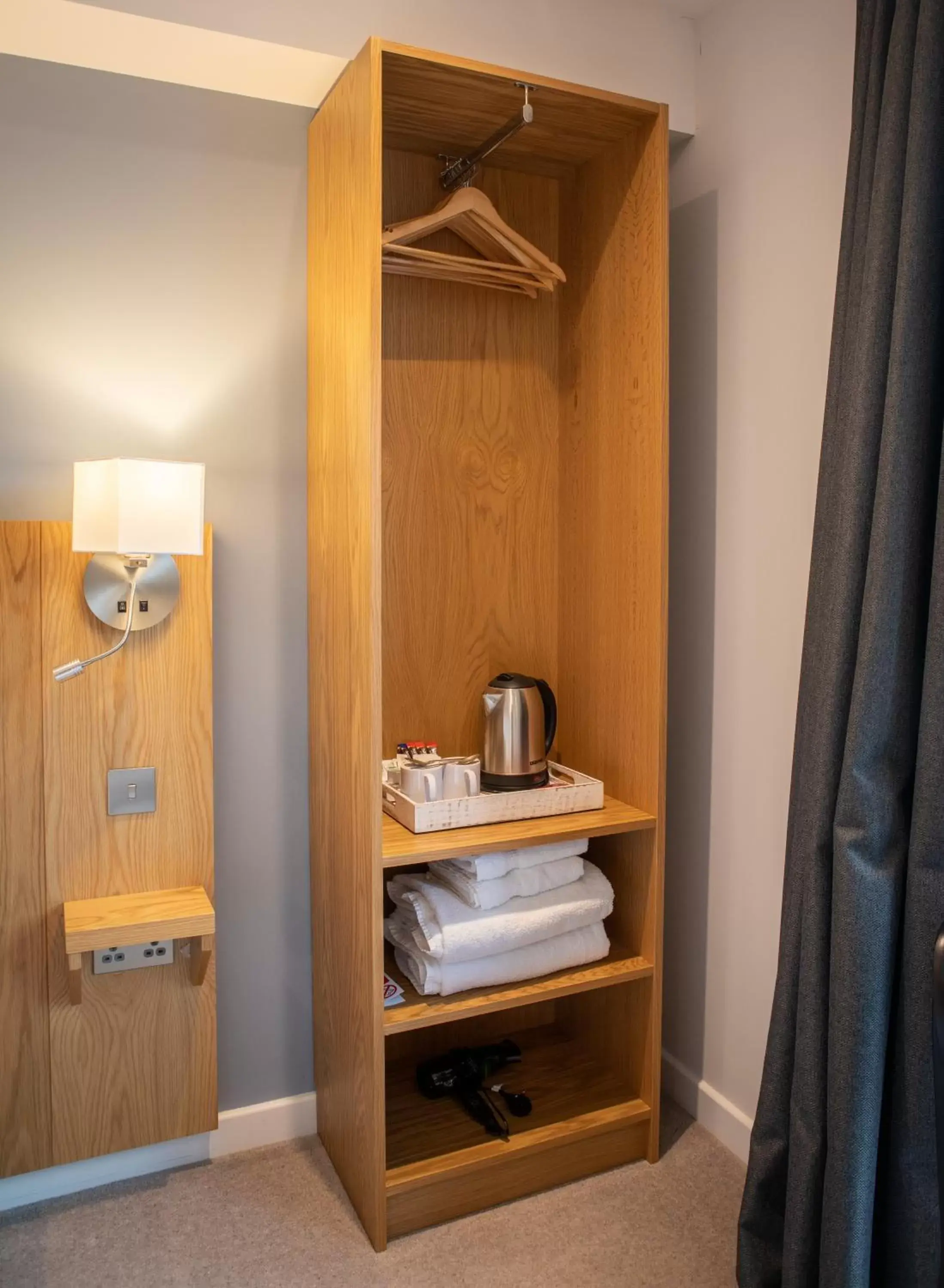 Coffee/tea facilities, Bathroom in Loch Lomond Hotel