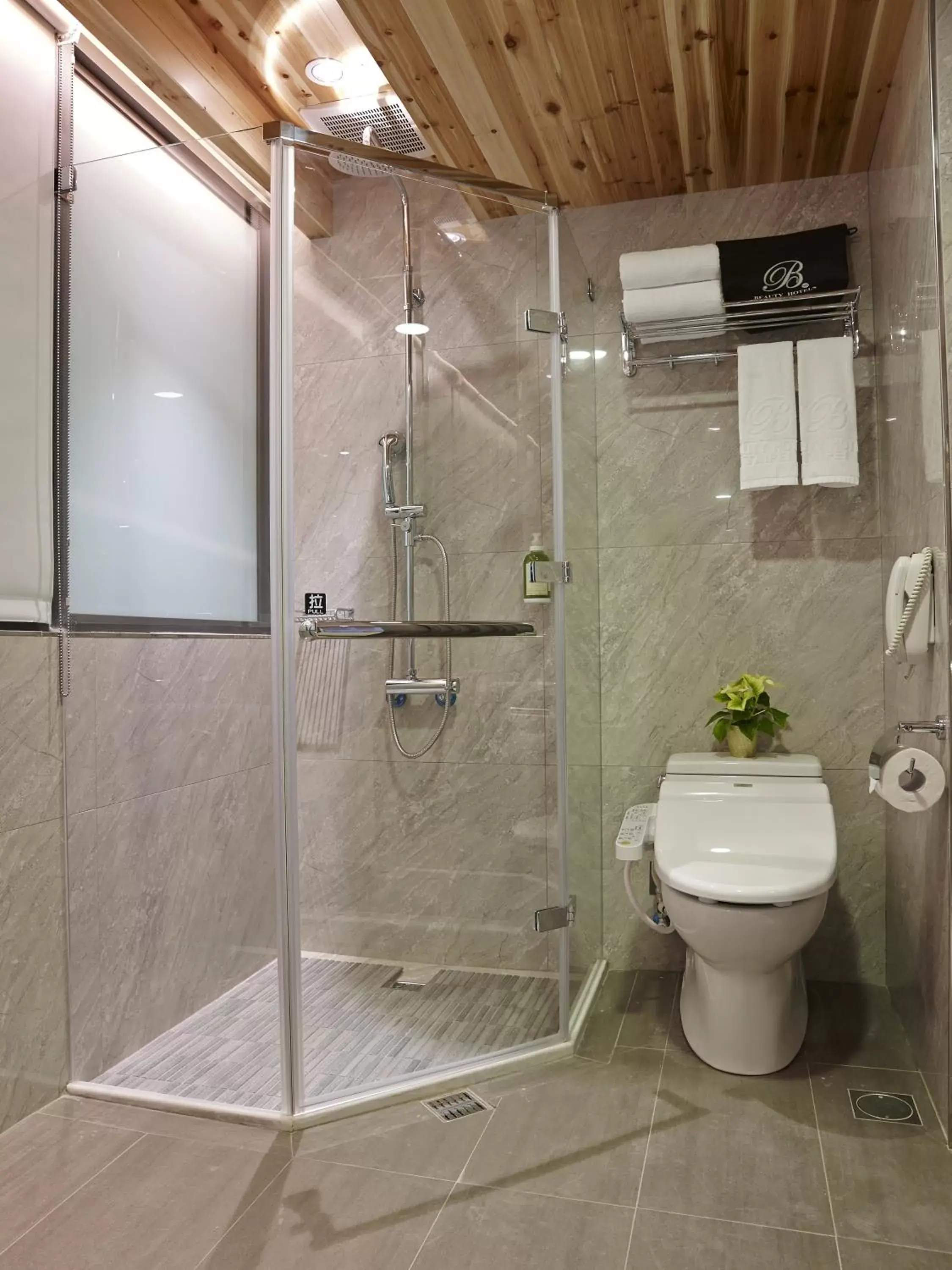 Bathroom in Beauty Hotels Taipei - HOTEL BSTAY Self Check In Bathroom in Beauty Hotels Taipei - HOTEL BSTAY Self Check In