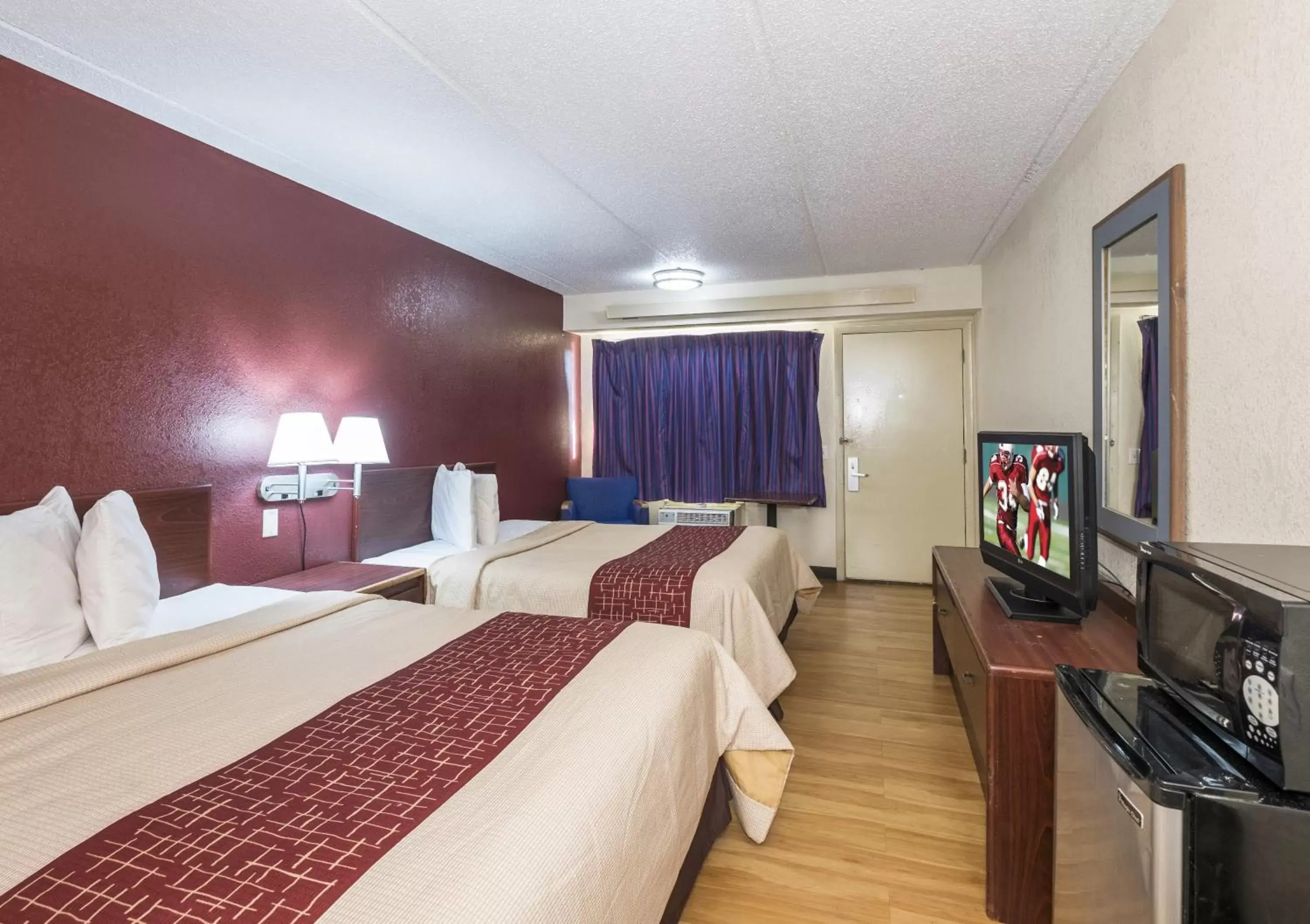 Photo of the whole room, Bed in Red Roof Inn Atlanta-Norcross