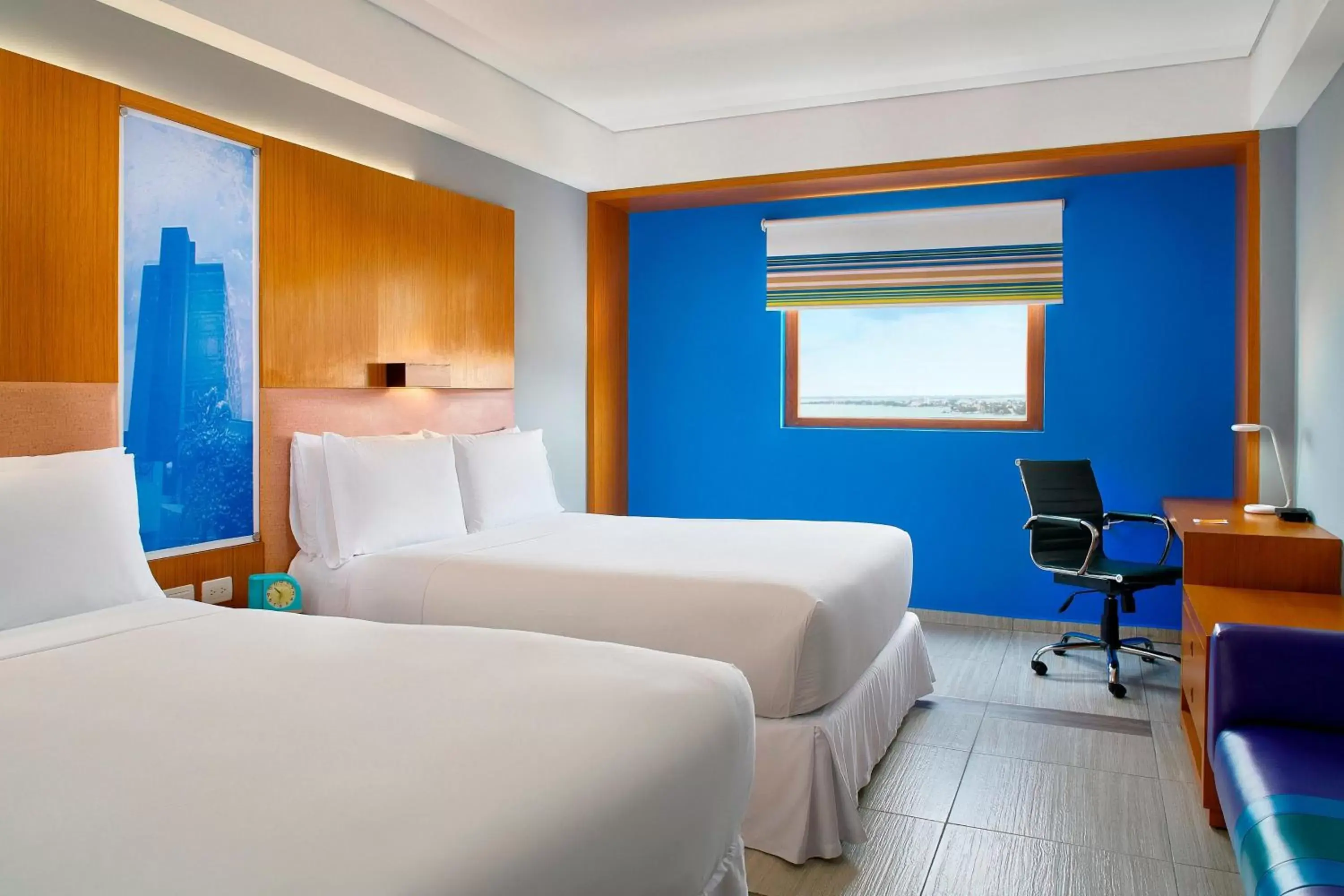 Photo of the whole room, Bed in Aloft Cancun