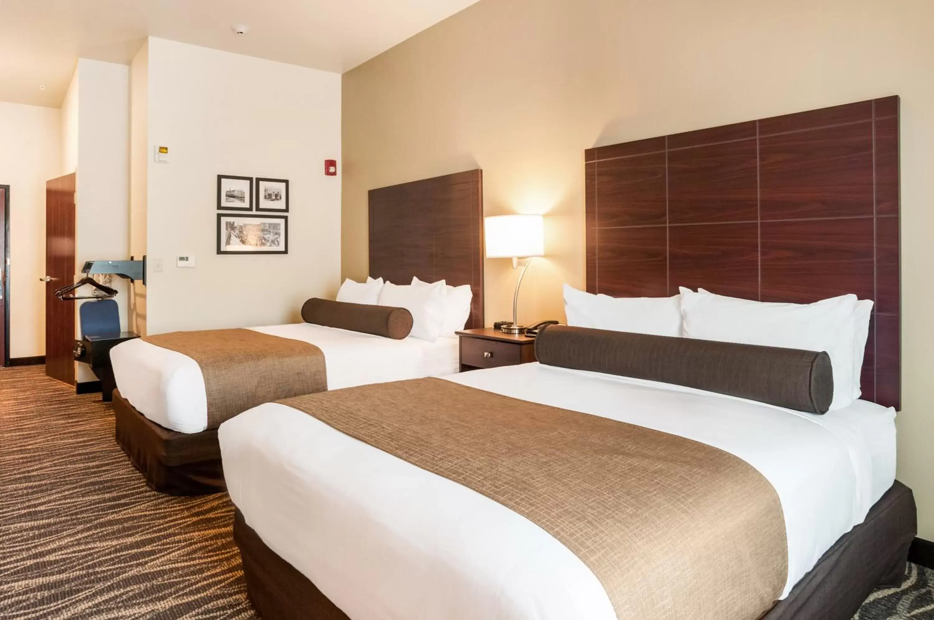 Bed in Cobblestone Hotel & Suites Appleton International Airport