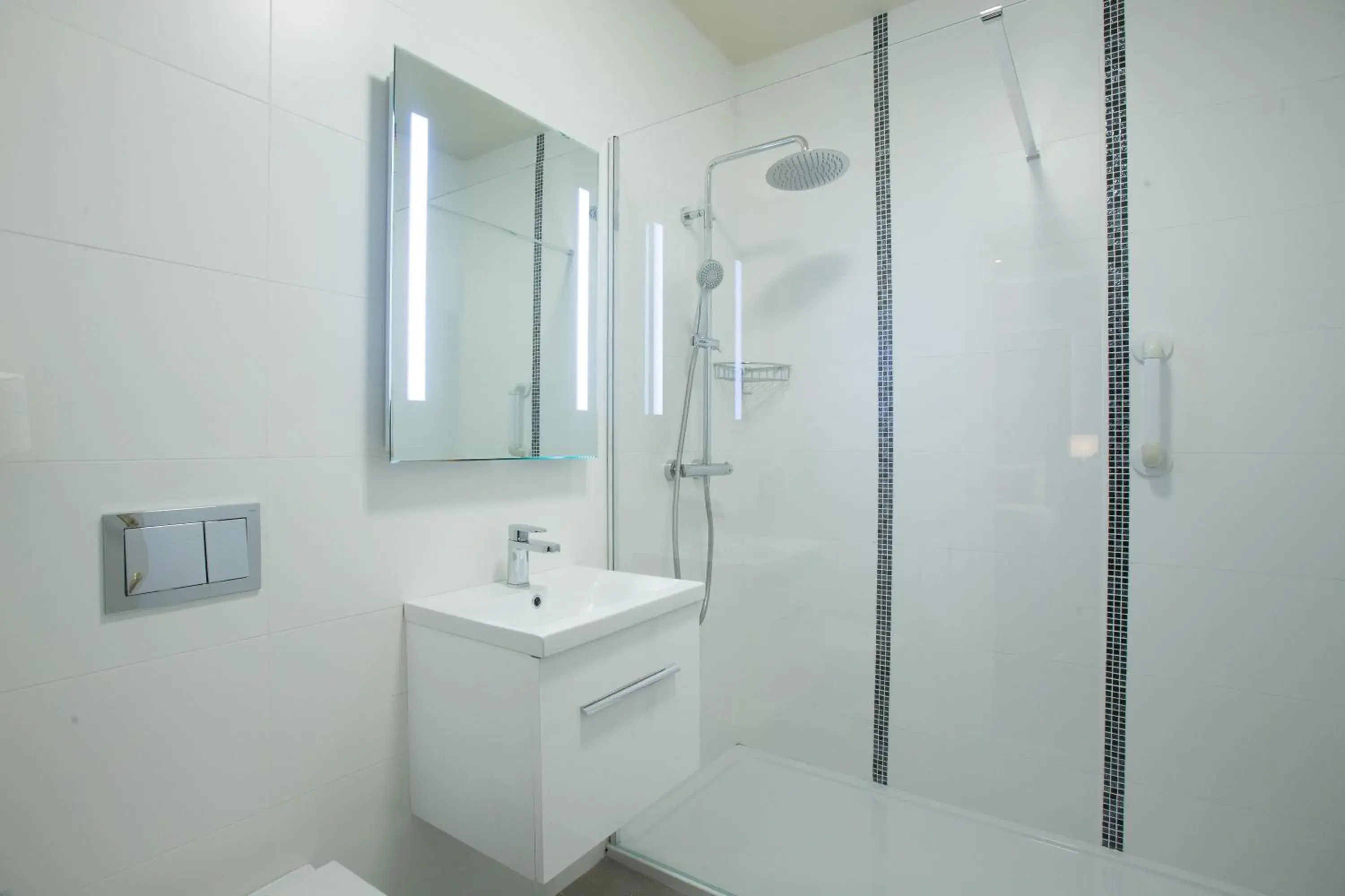 Bath, Bathroom in Glenavon House Hotel
