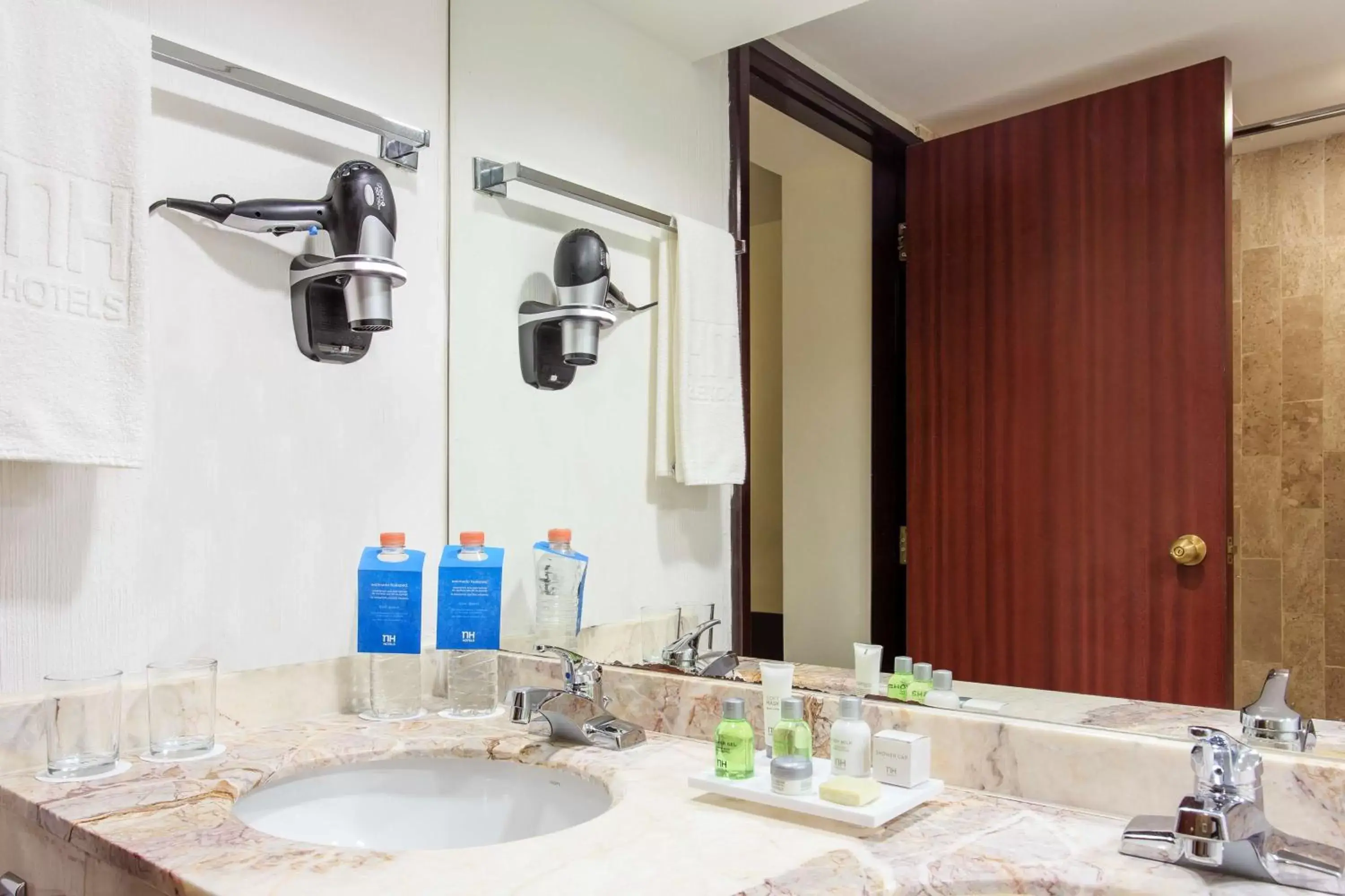 Photo of the whole room, Bathroom in NH Coatzacoalcos