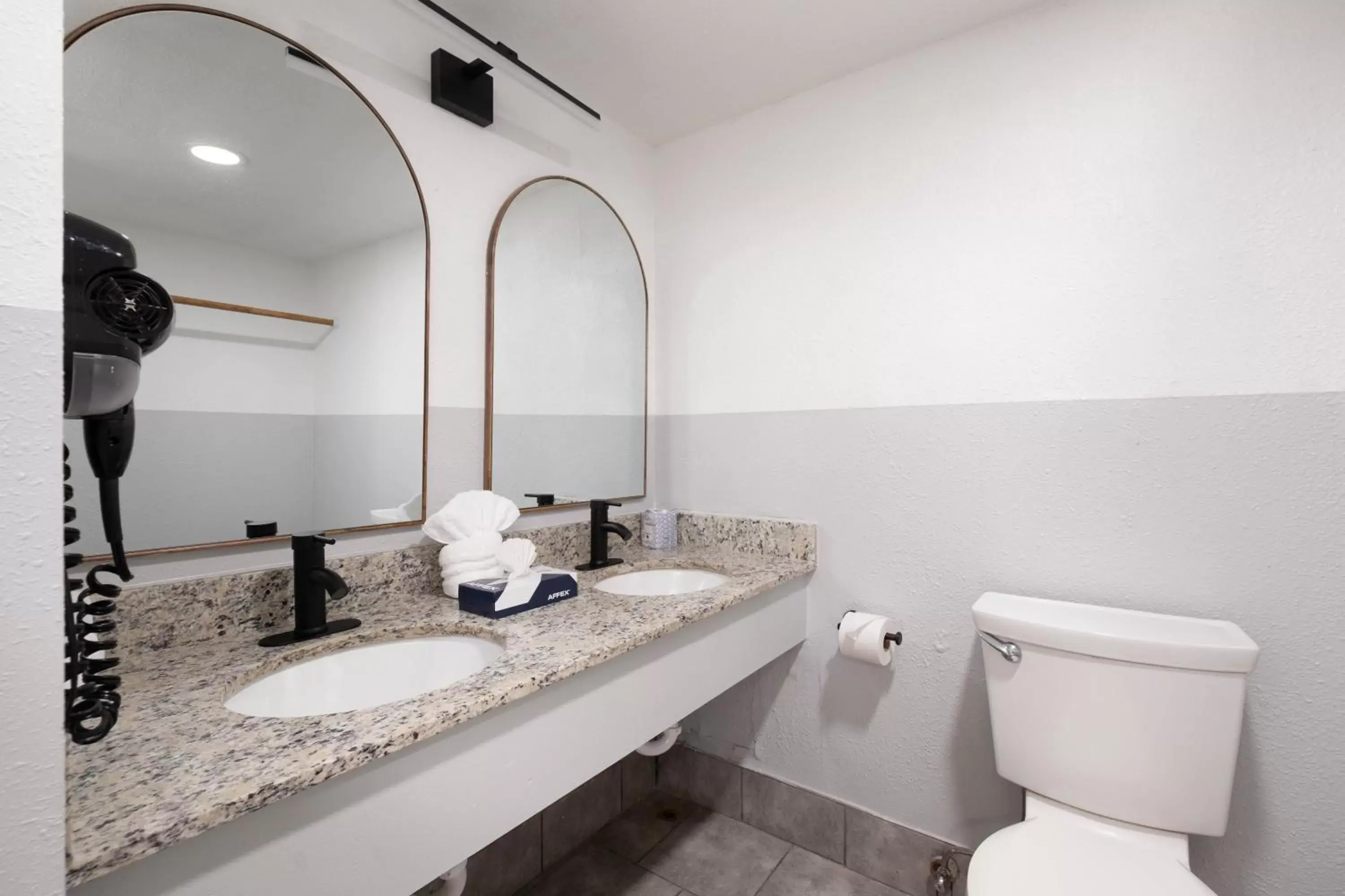 Toilet, Bathroom in Cactus Cove Inn and Suites