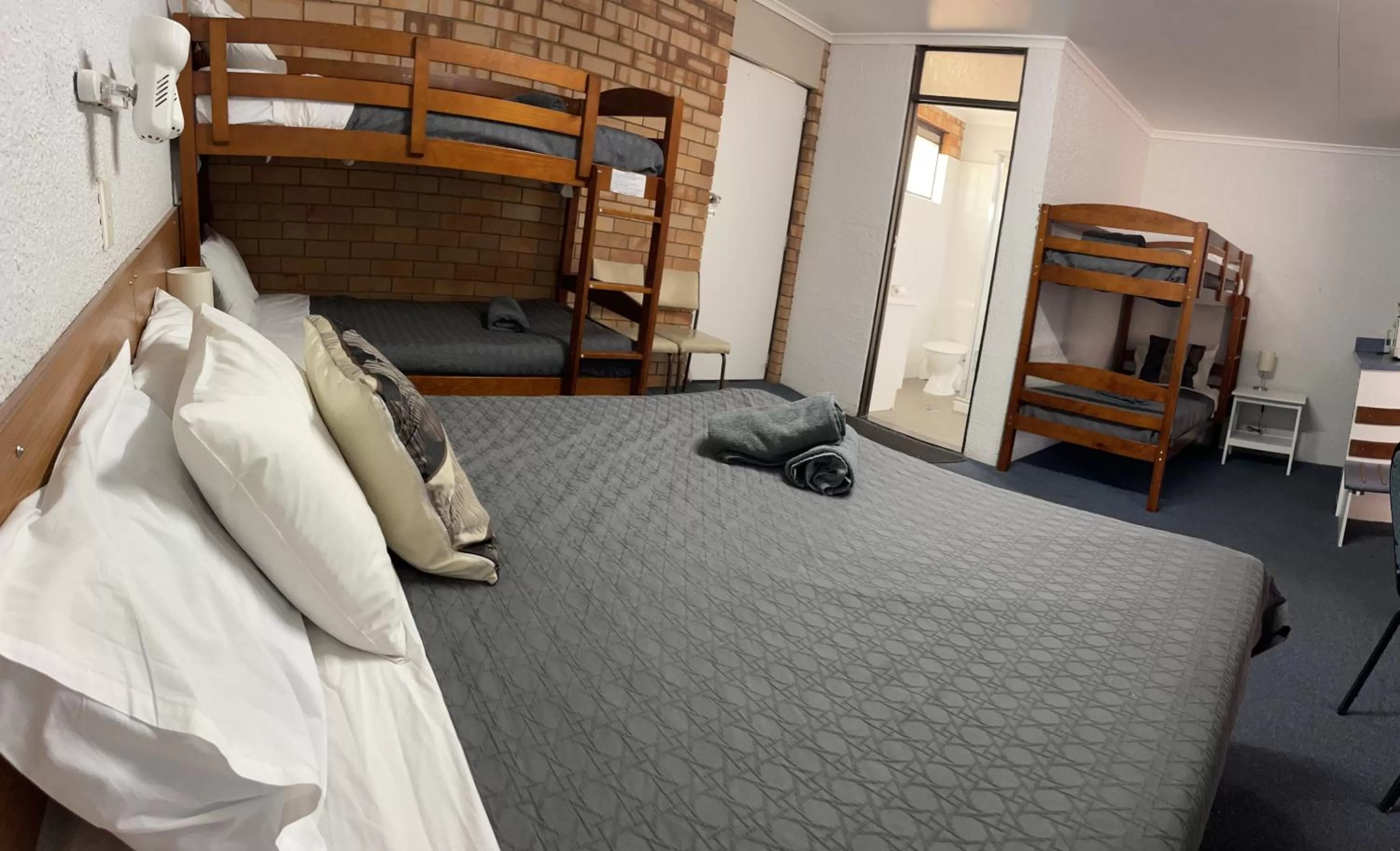 Luxury Quadruple Room in Abajaz Motor Inn - King Beds - Central