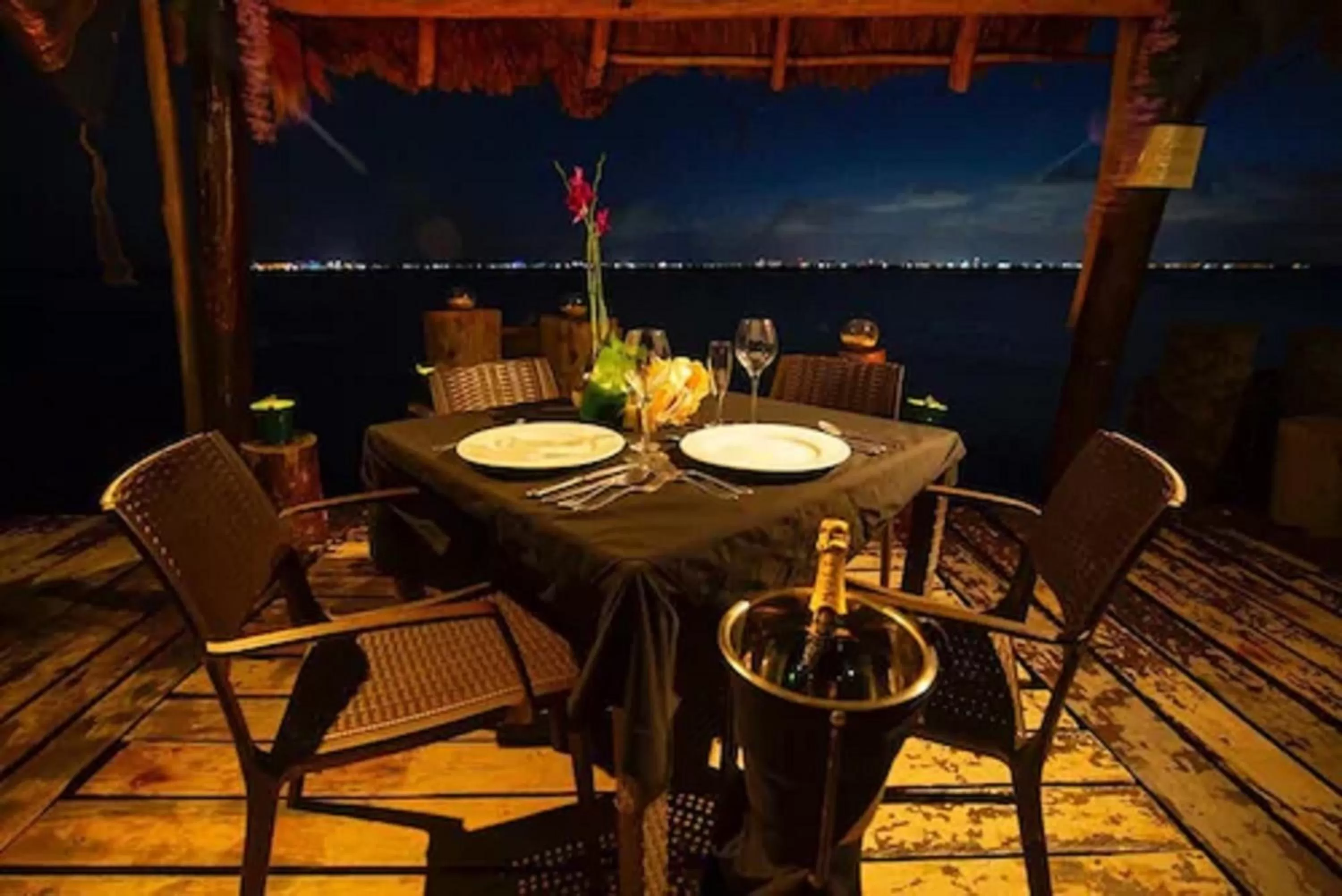 Restaurant/Places to Eat in Hotel Boutique Skulls Landing