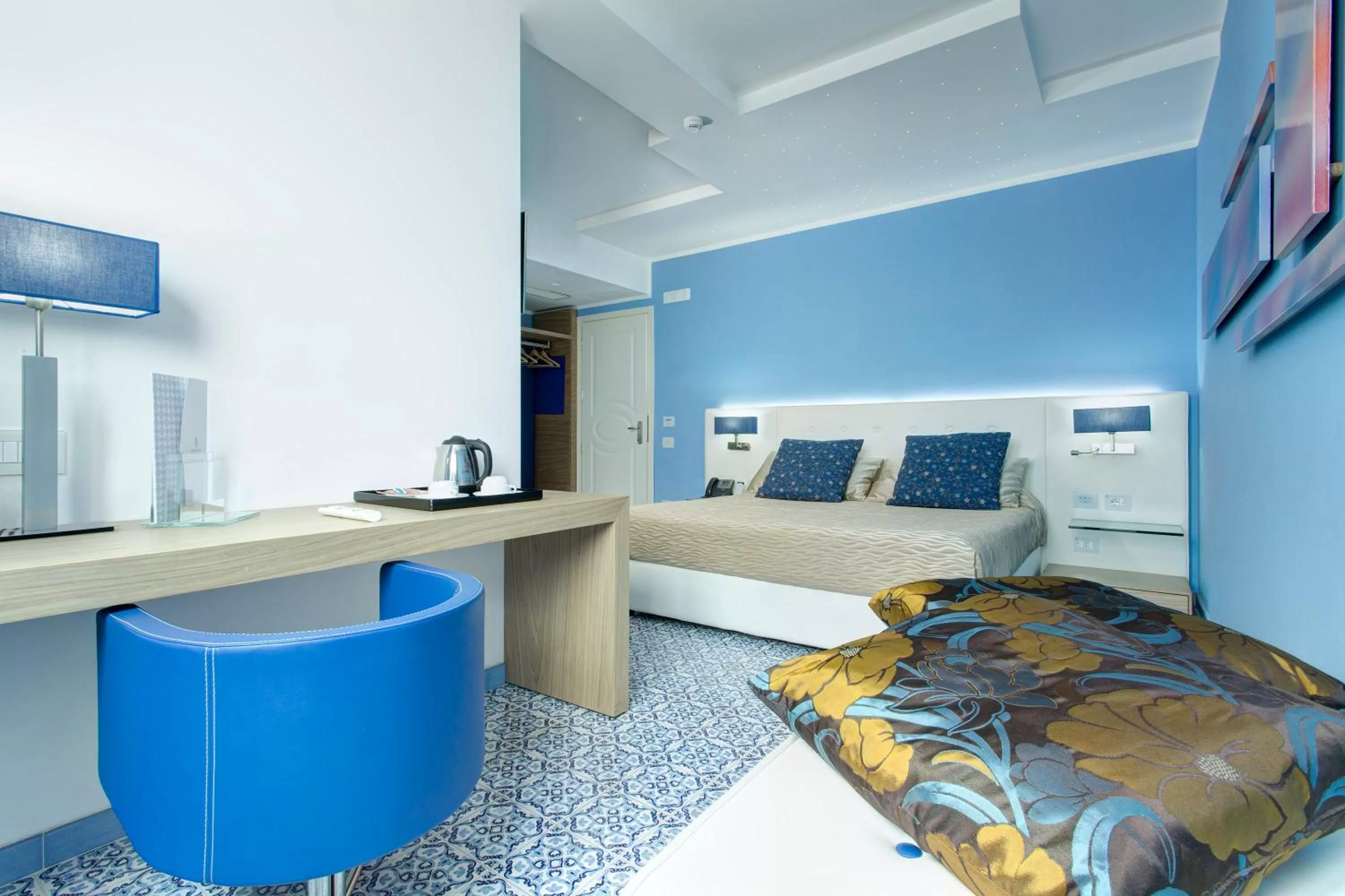 Photo of the whole room, Bed in Lloyd's Baia Hotel