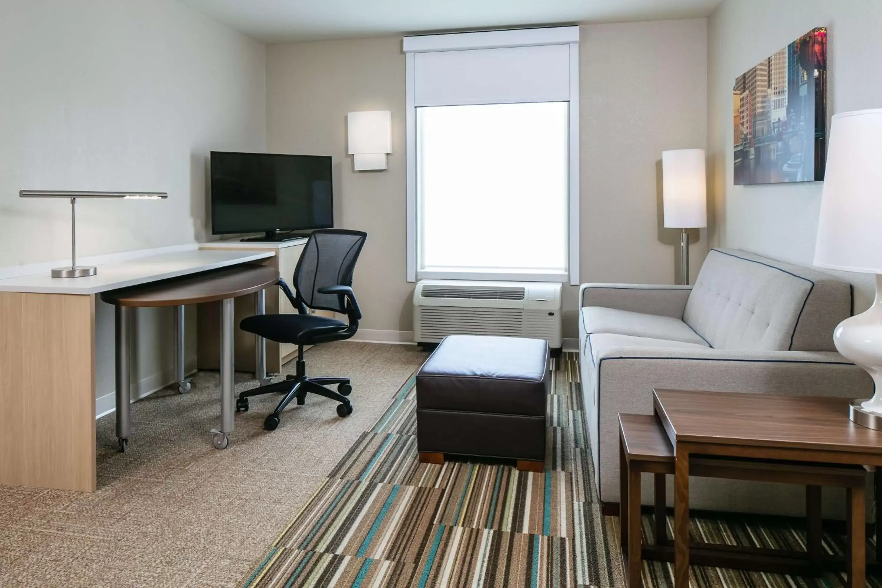 Bedroom, TV/Entertainment Center in Home2 Suites by Hilton Milwaukee Brookfield
