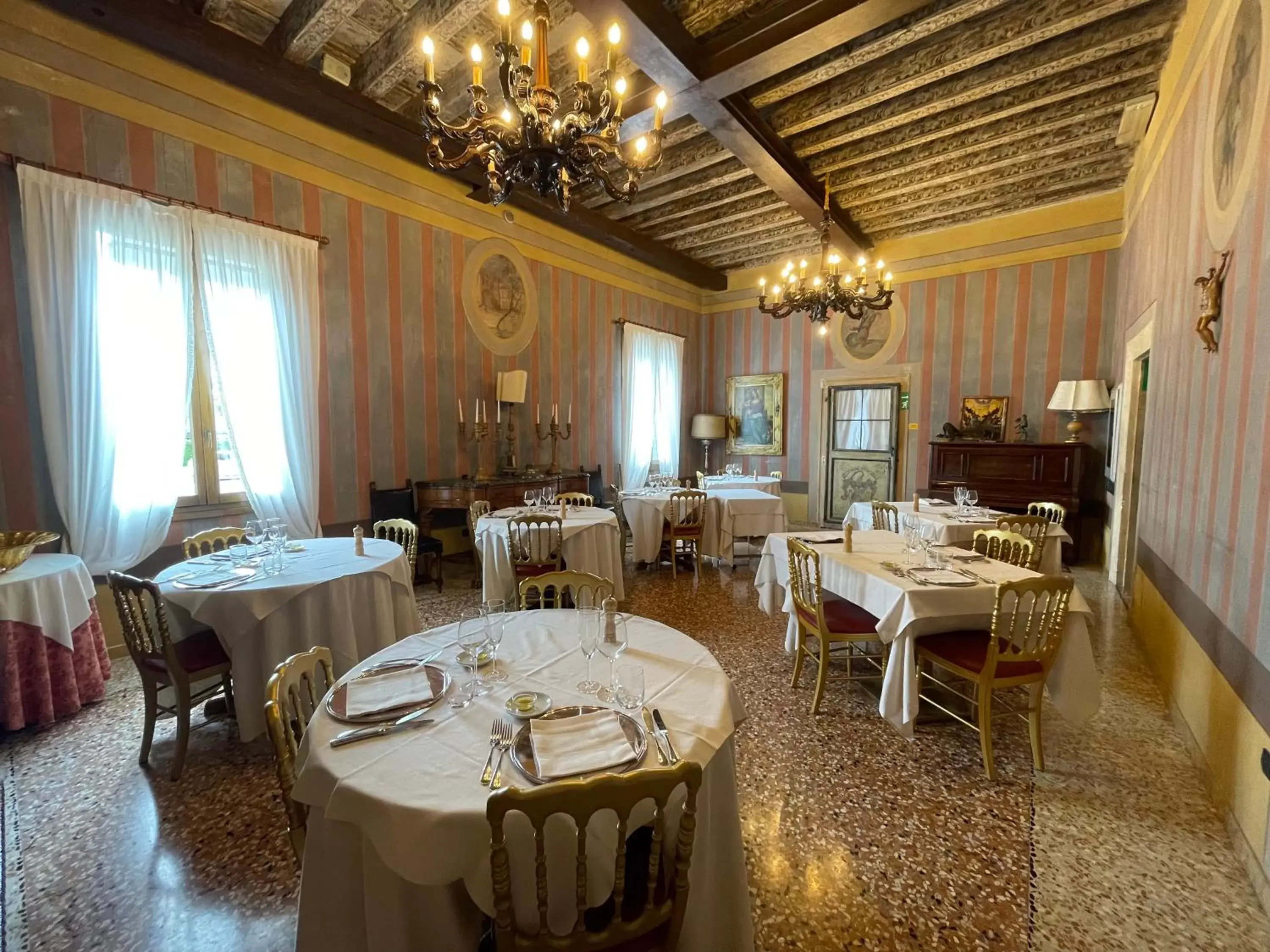 Restaurant/Places to Eat in Hotel AB Baretta