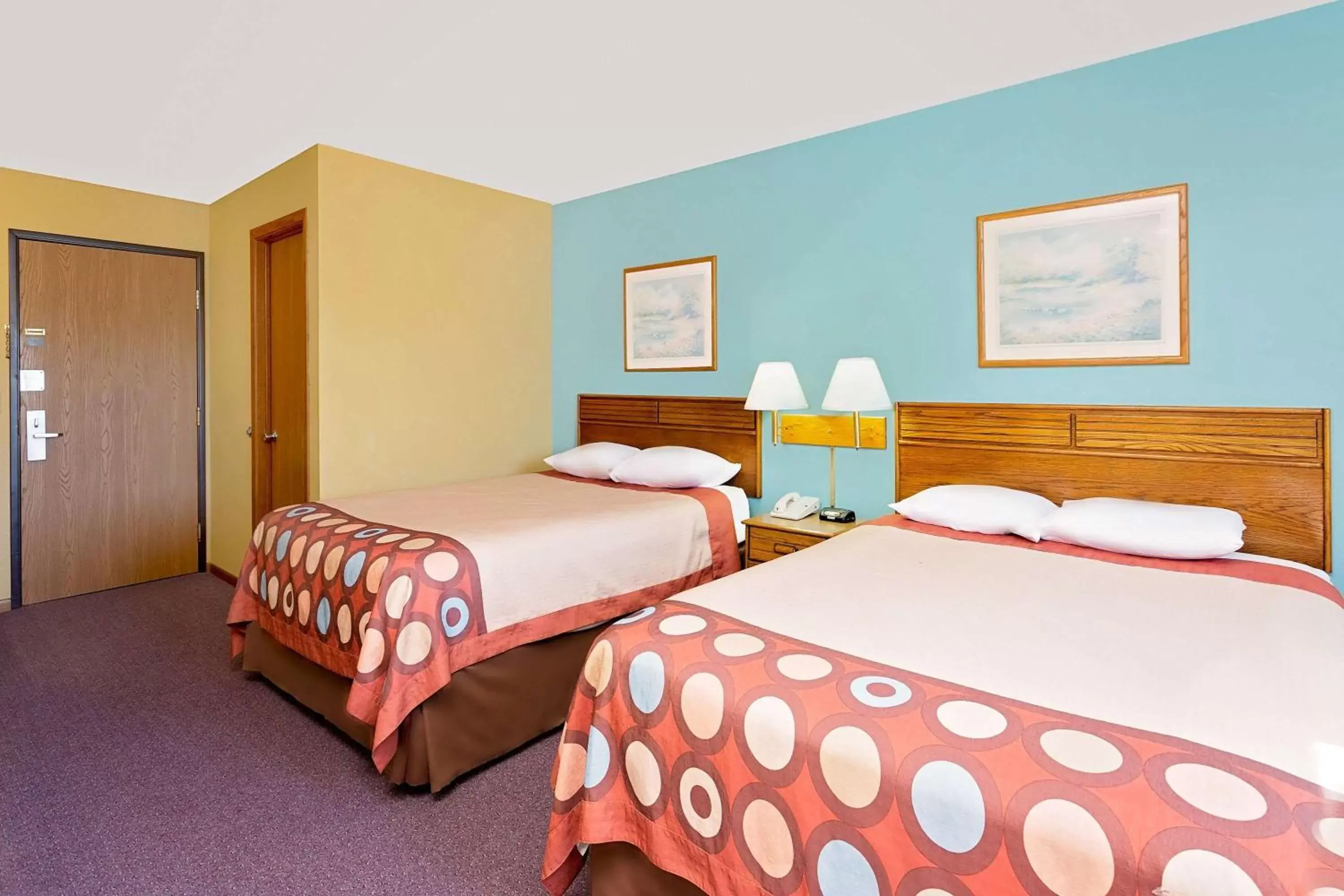 Photo of the whole room, Bed in Super 8 by Wyndham Dyersville