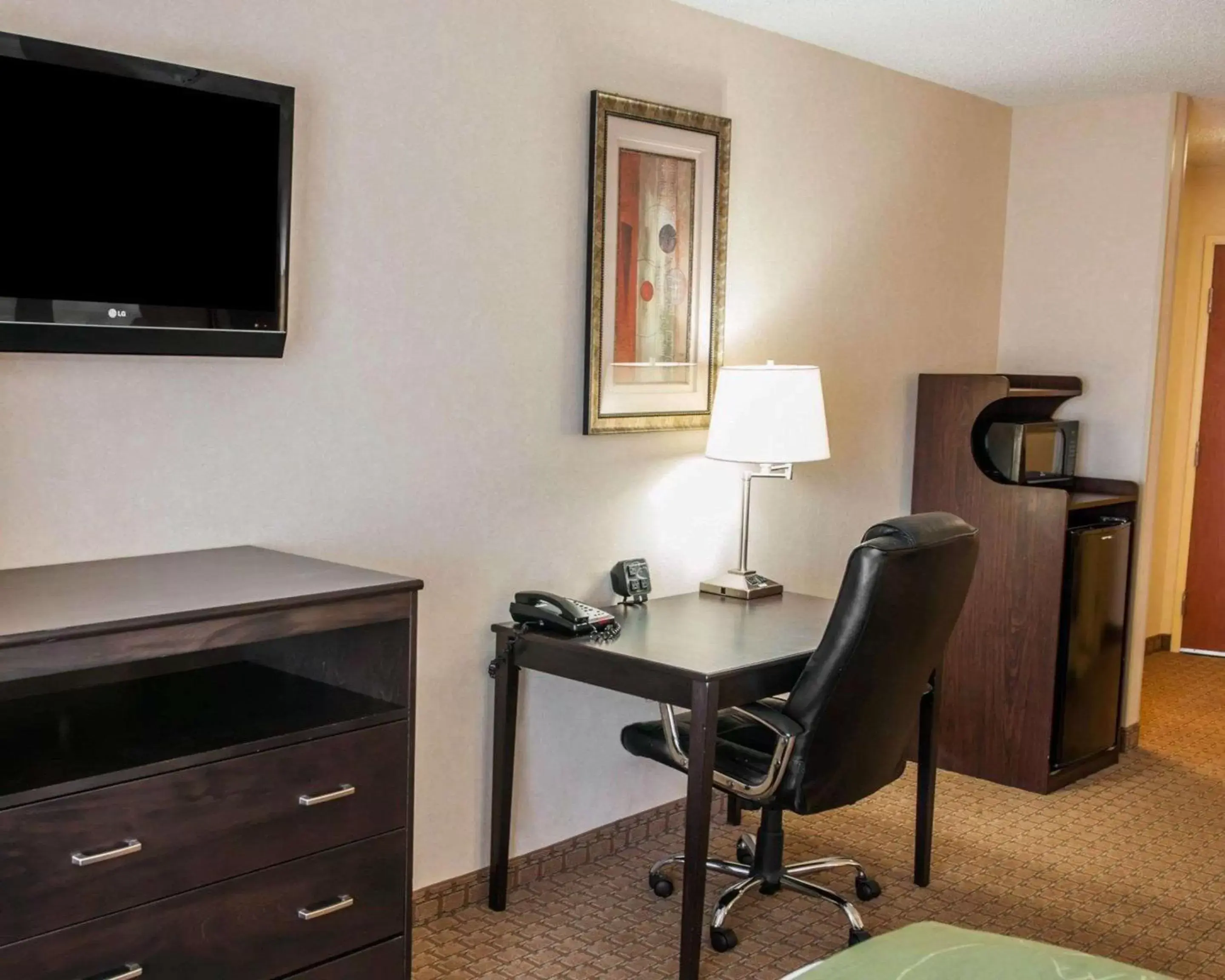 Photo of the whole room, TV/Entertainment Center in Comfort Suites Southport