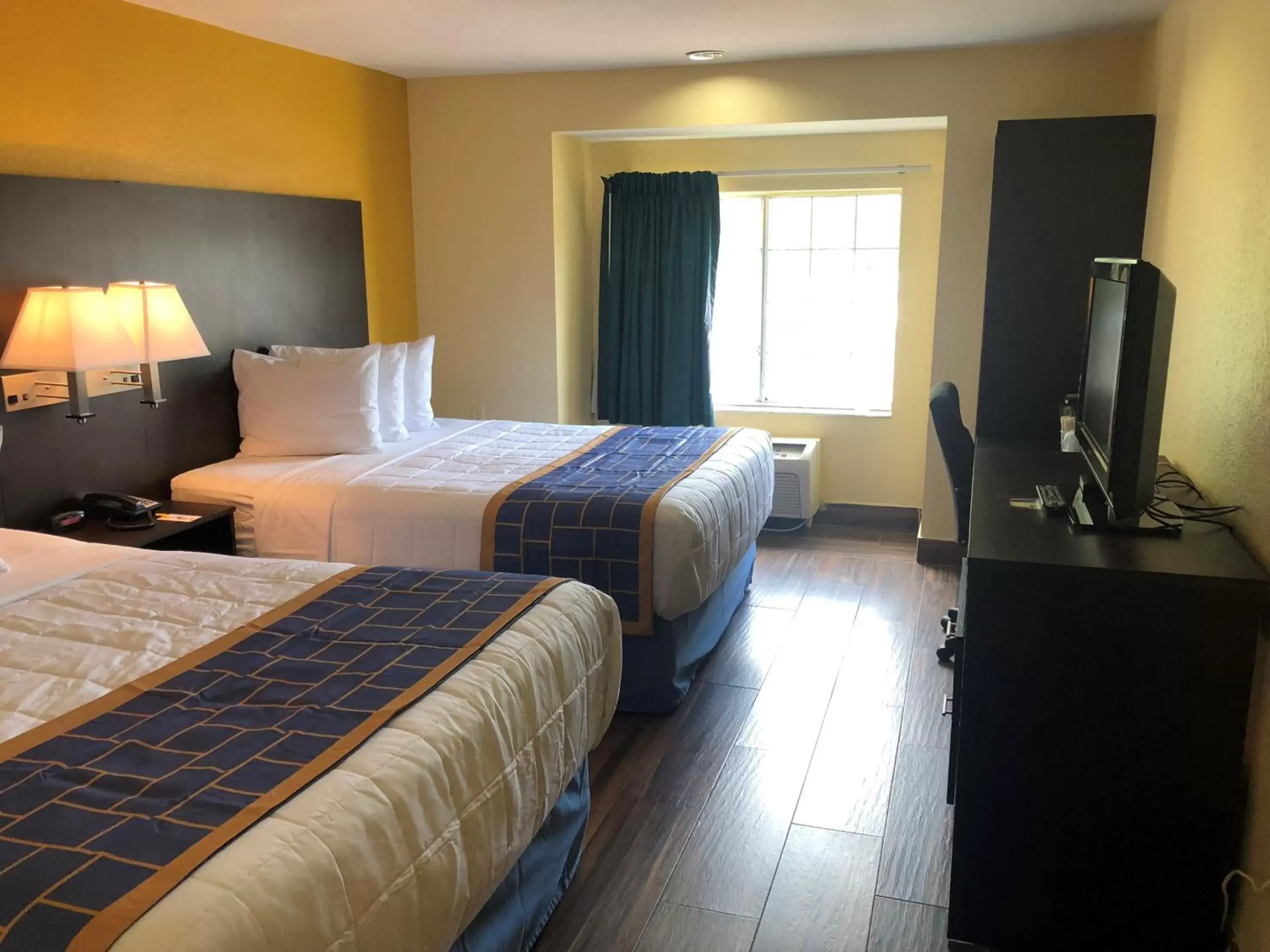 Bed in Days Inn & Suites by Wyndham Tampa/Raymond James Stadium