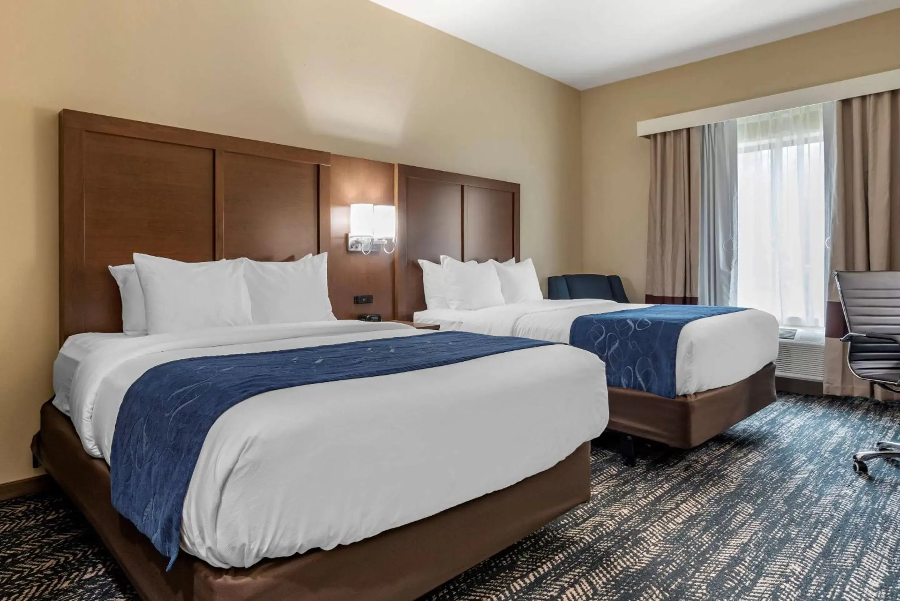 Photo of the whole room, Bed in Comfort Inn & Suites Downtown near University