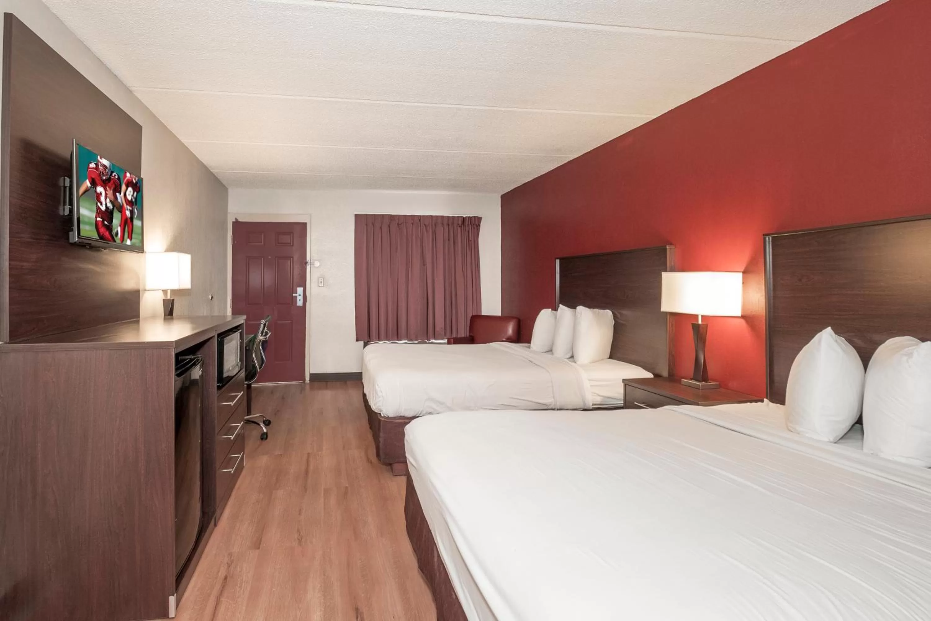 Photo of the whole room, Bed in Red Roof Inn Mobile North – Saraland