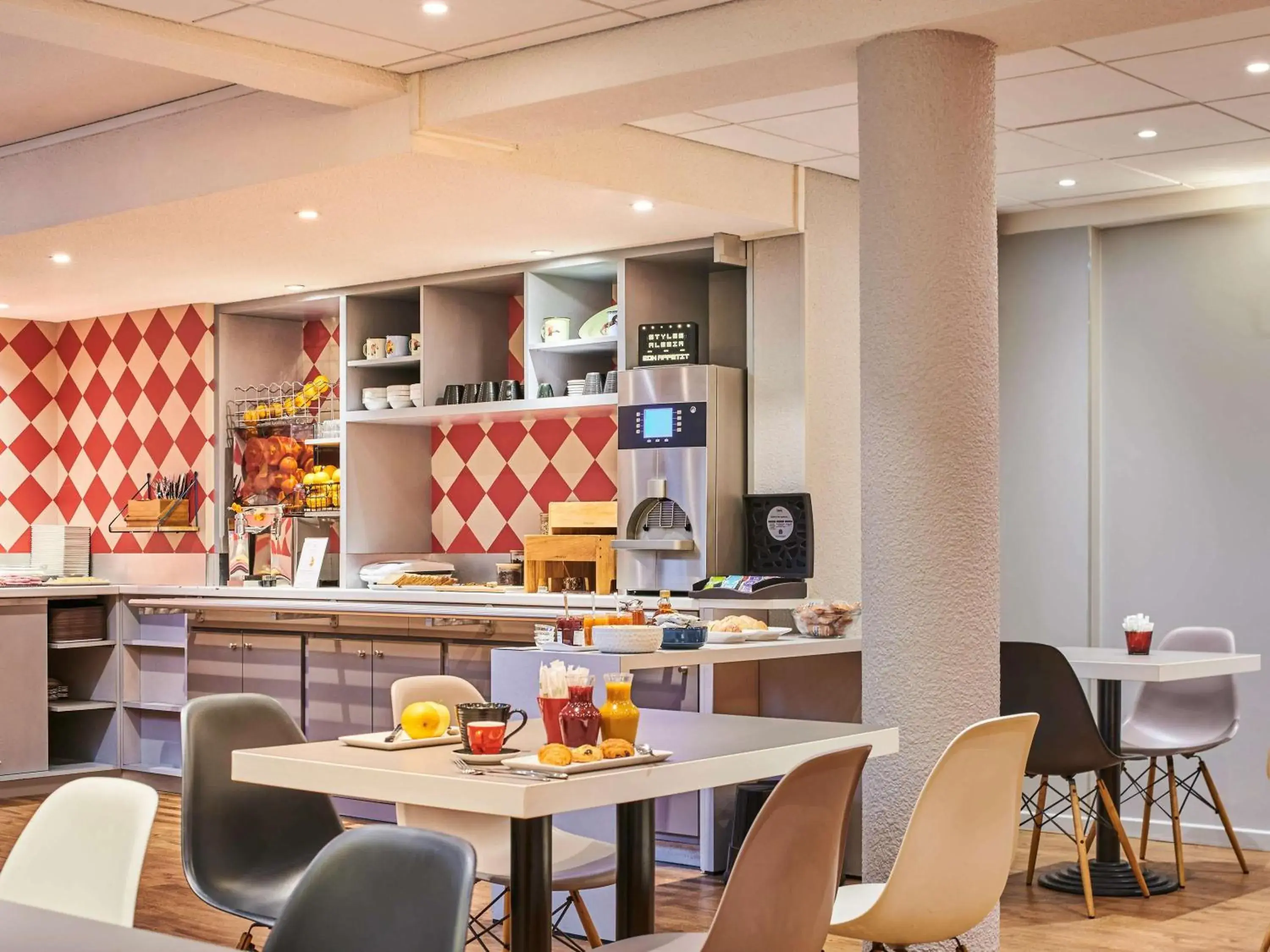Property building, Restaurant/Places to Eat in ibis Styles Paris Alesia Montparnasse