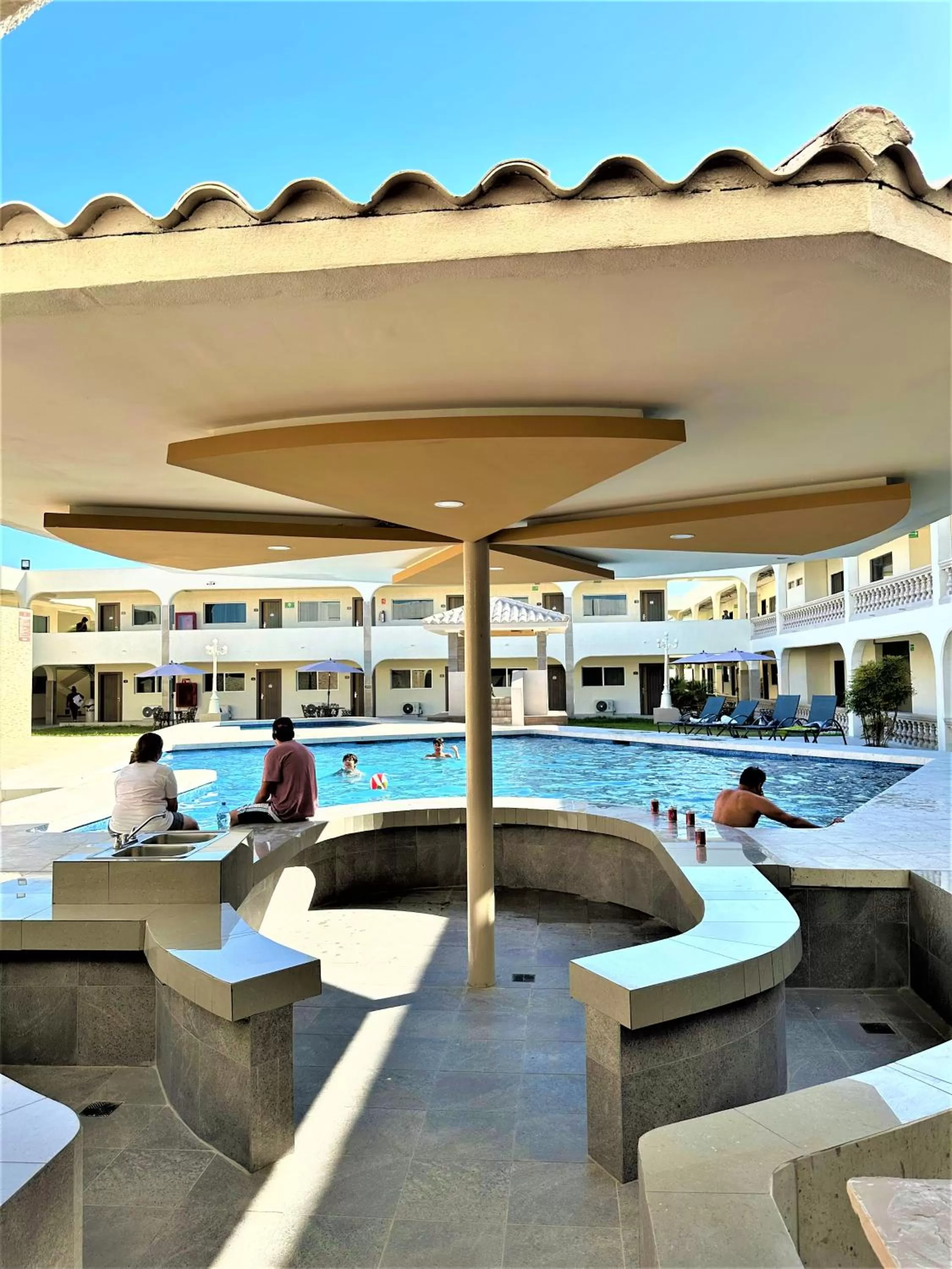 Swimming pool in KAVIA MEOQUI HOTEL & SUITES