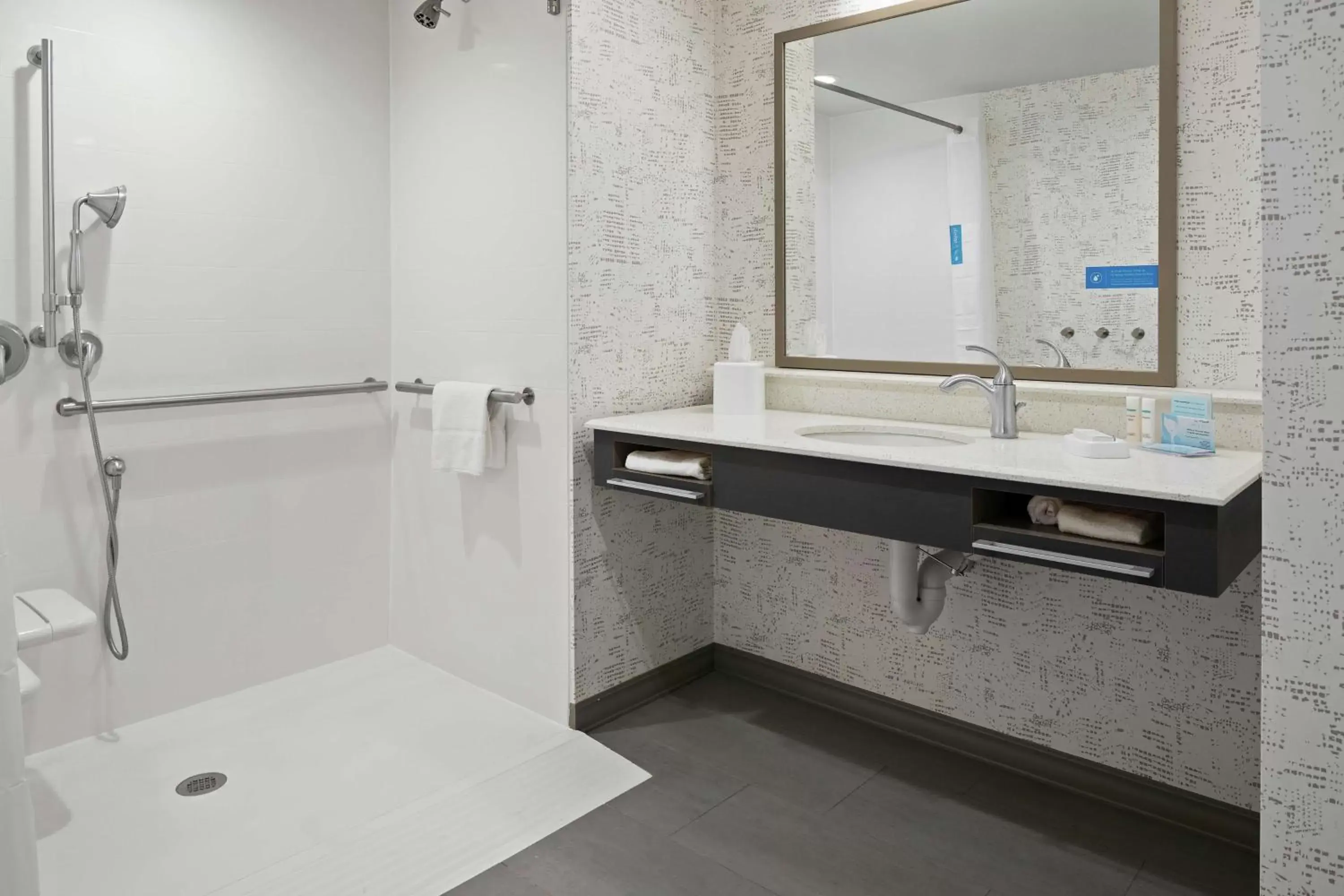 Bathroom in Hampton Inn & Suites Cranberry Township/Mars