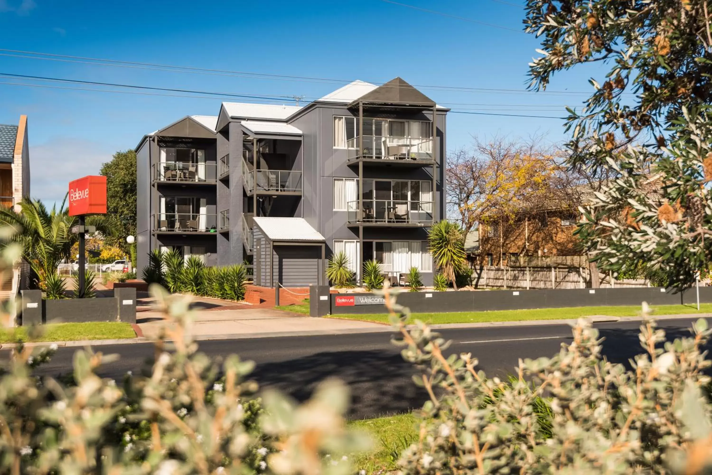 Facade/entrance, Property Building in Bellevue On The Lakes