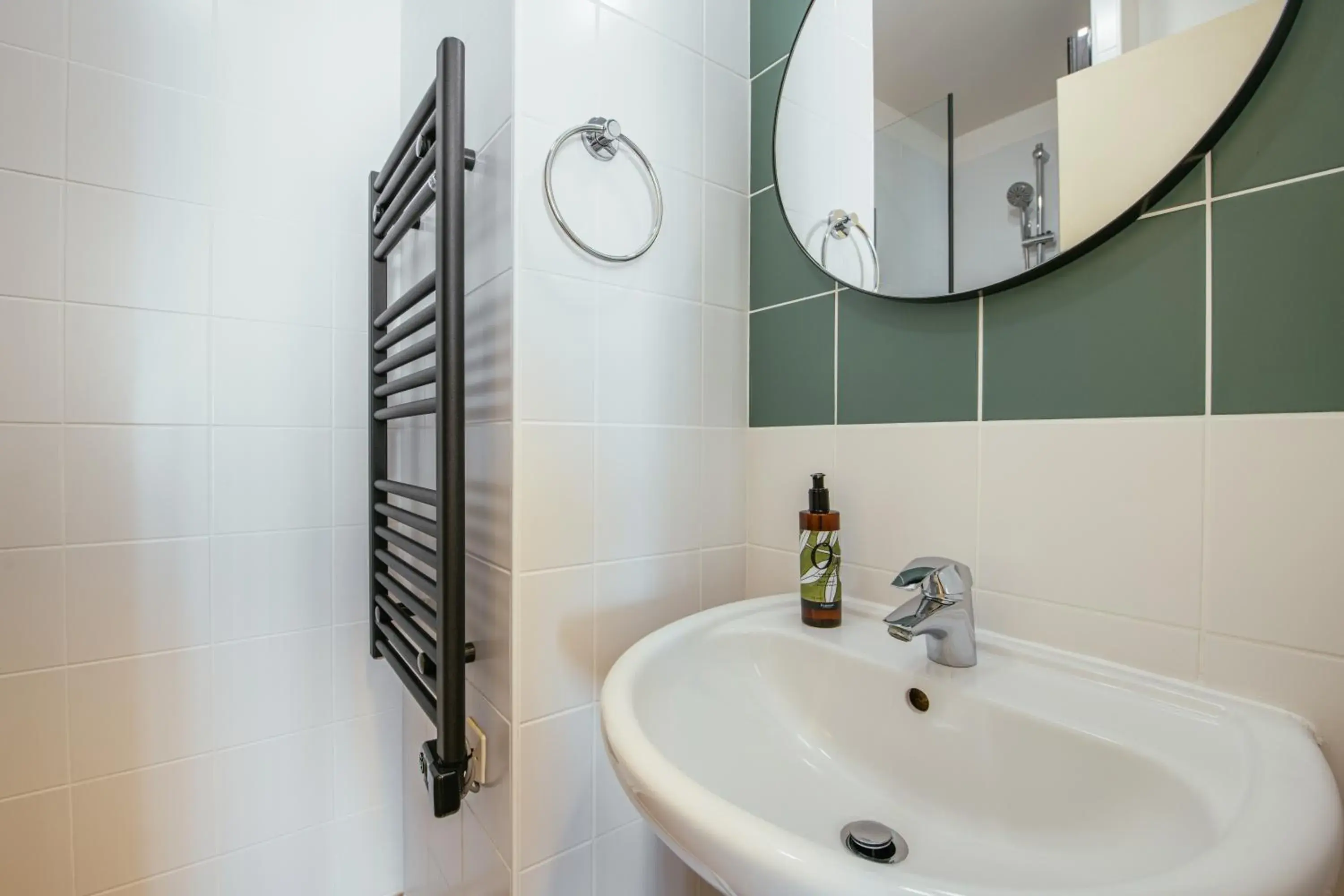 Bathroom in Adagio Paris Buttes Chaumont Aparthotel