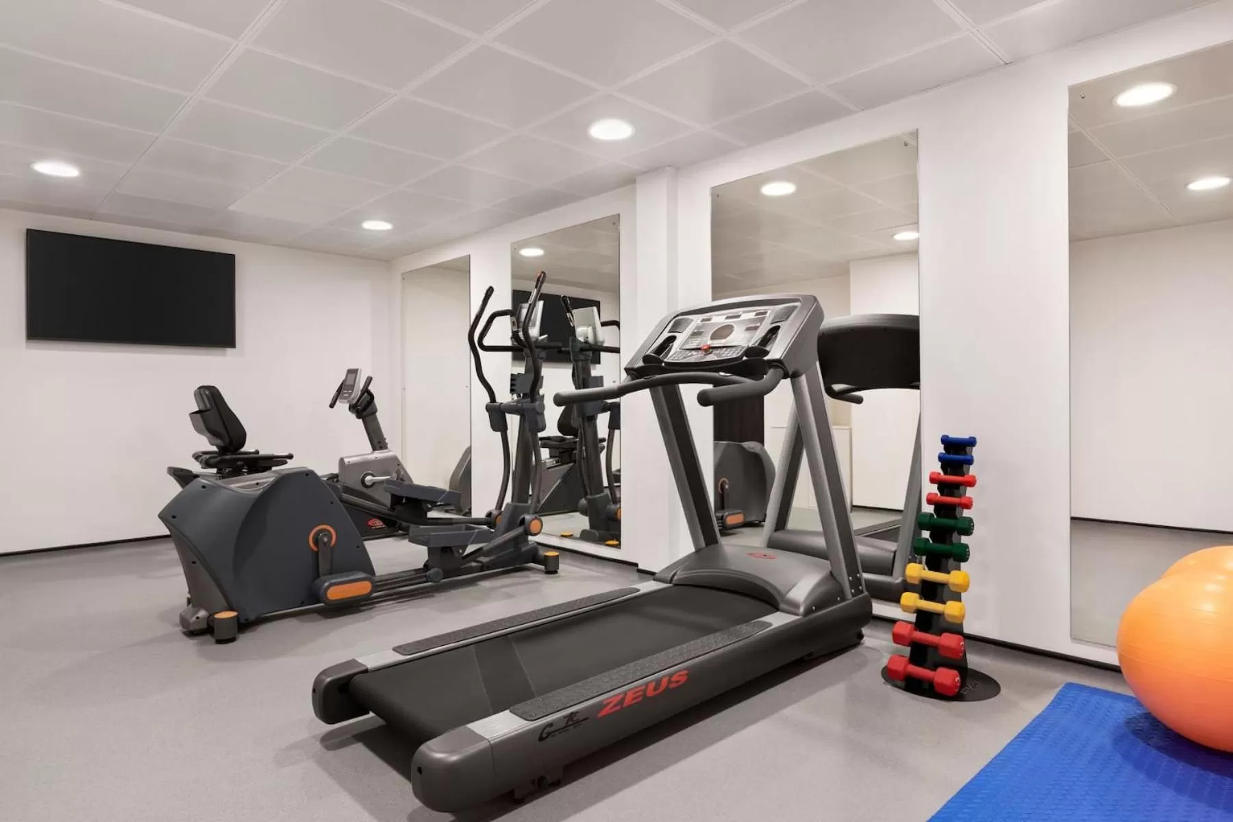 Fitness centre/facilities in Ramada by Wyndham Cobham