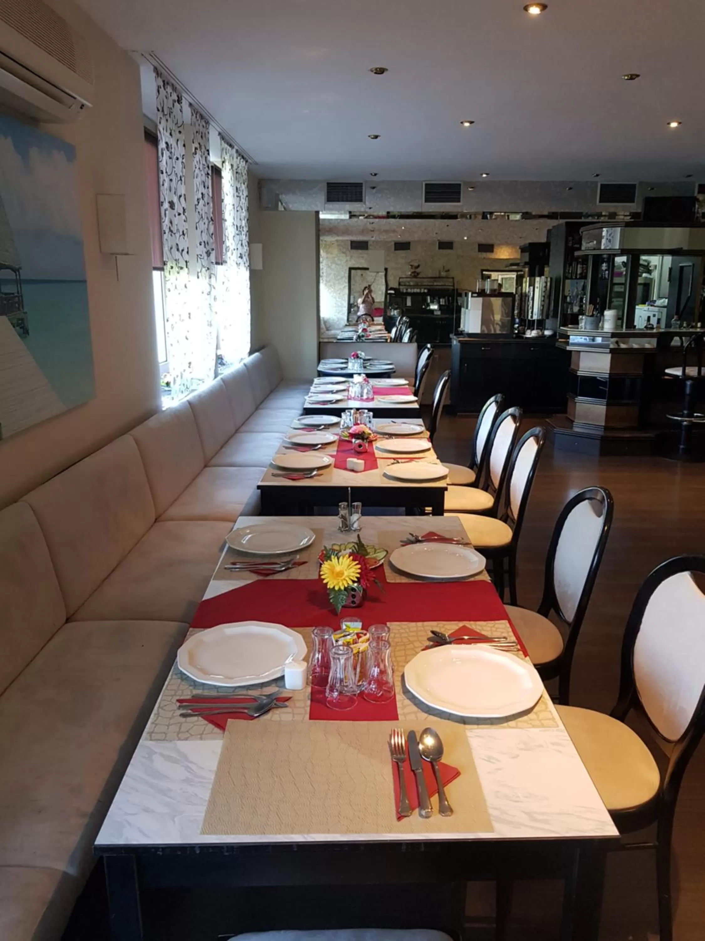 Restaurant/places to eat in Hotel Kick