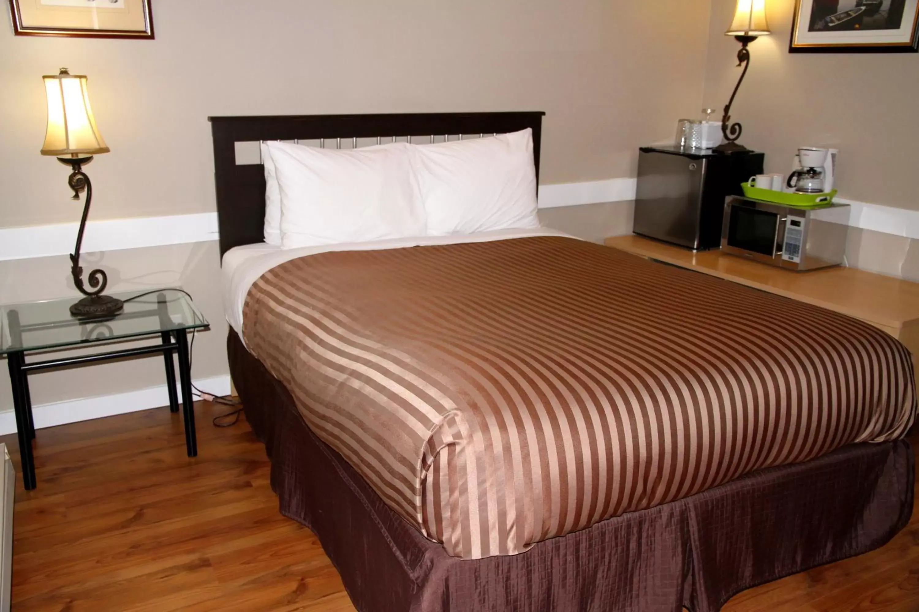 Bed in Hotel Squamish