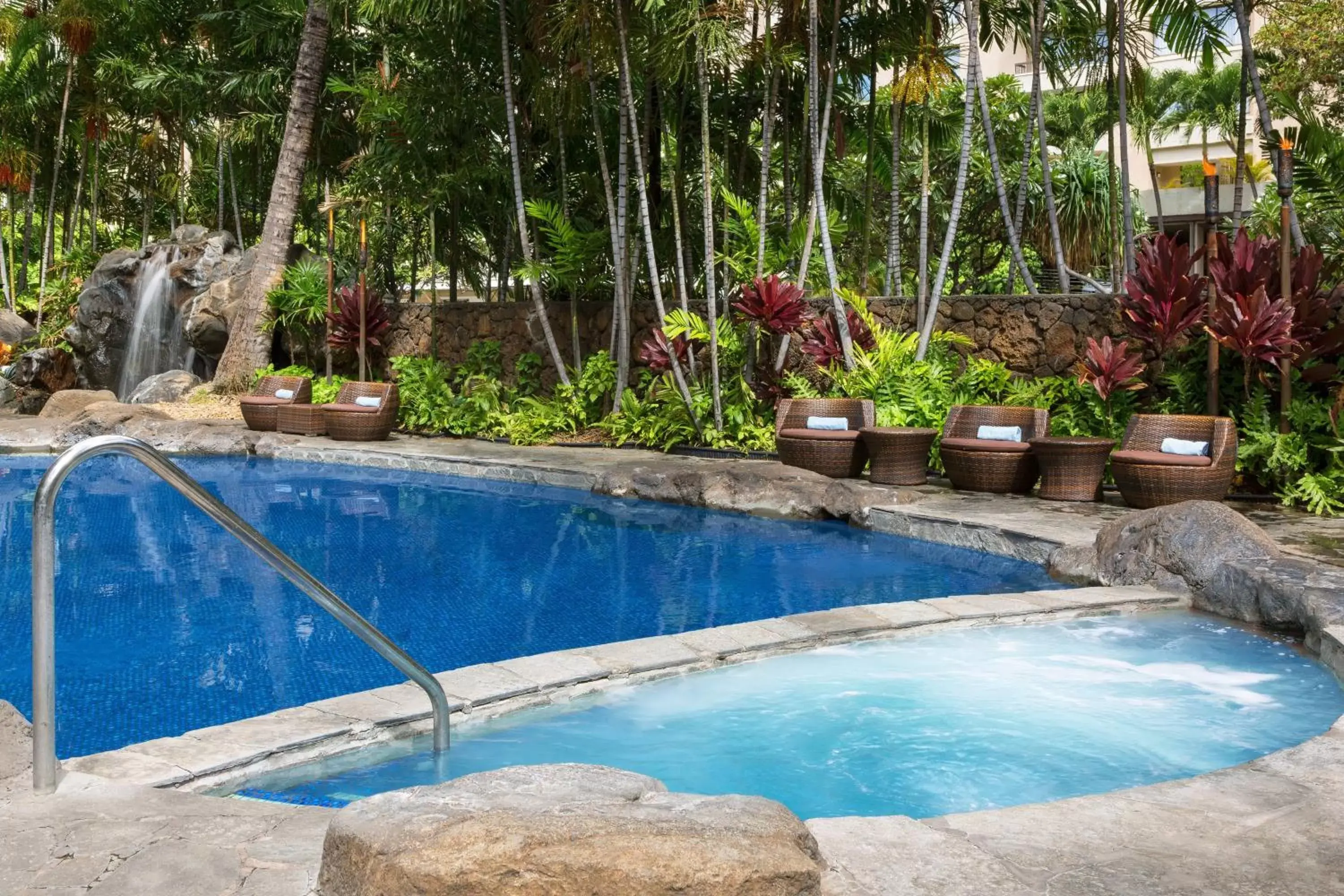 Swimming Pool in Courtyard by Marriott Waikiki Beach